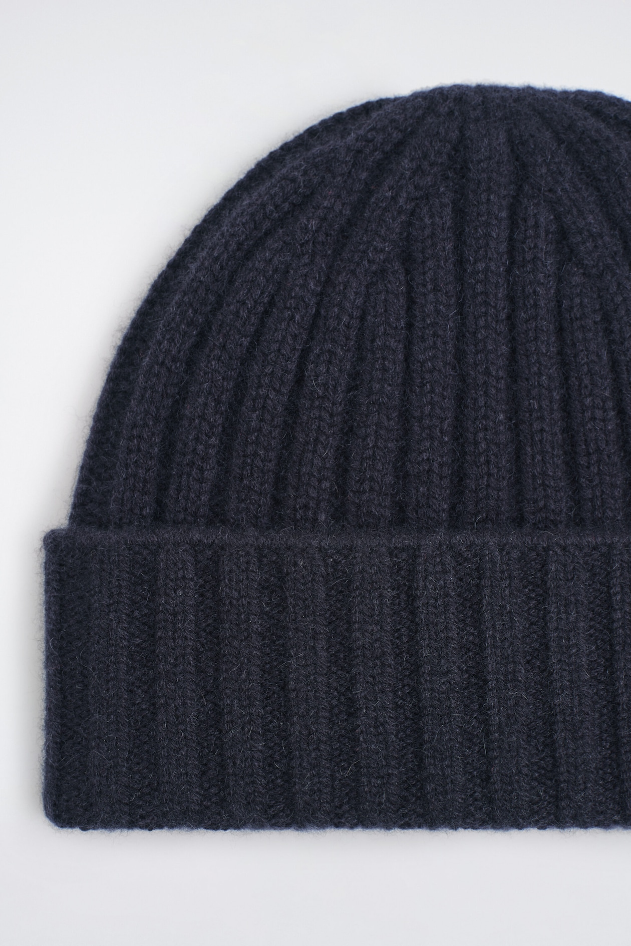 CHUNKY RIBBED CASHMERE BEANIE — NAVY