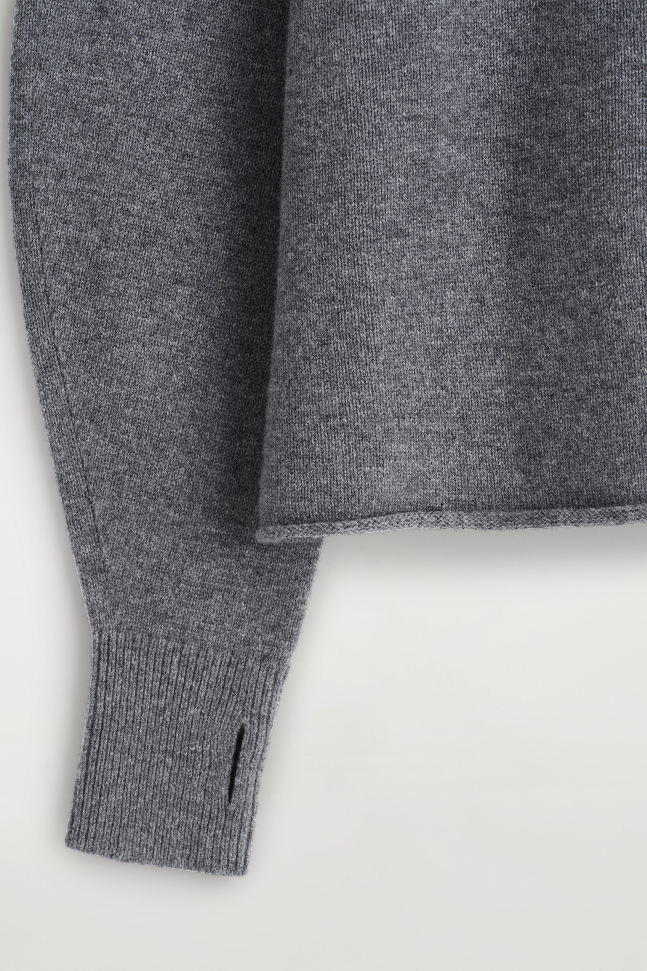 Grösseres Bild ansehen: PULLOVER AUS MERINOWOLLE MIT V-AUSSCHNITT - DUNKELGRAU MELIERT - DAMEN | H&M CH 8