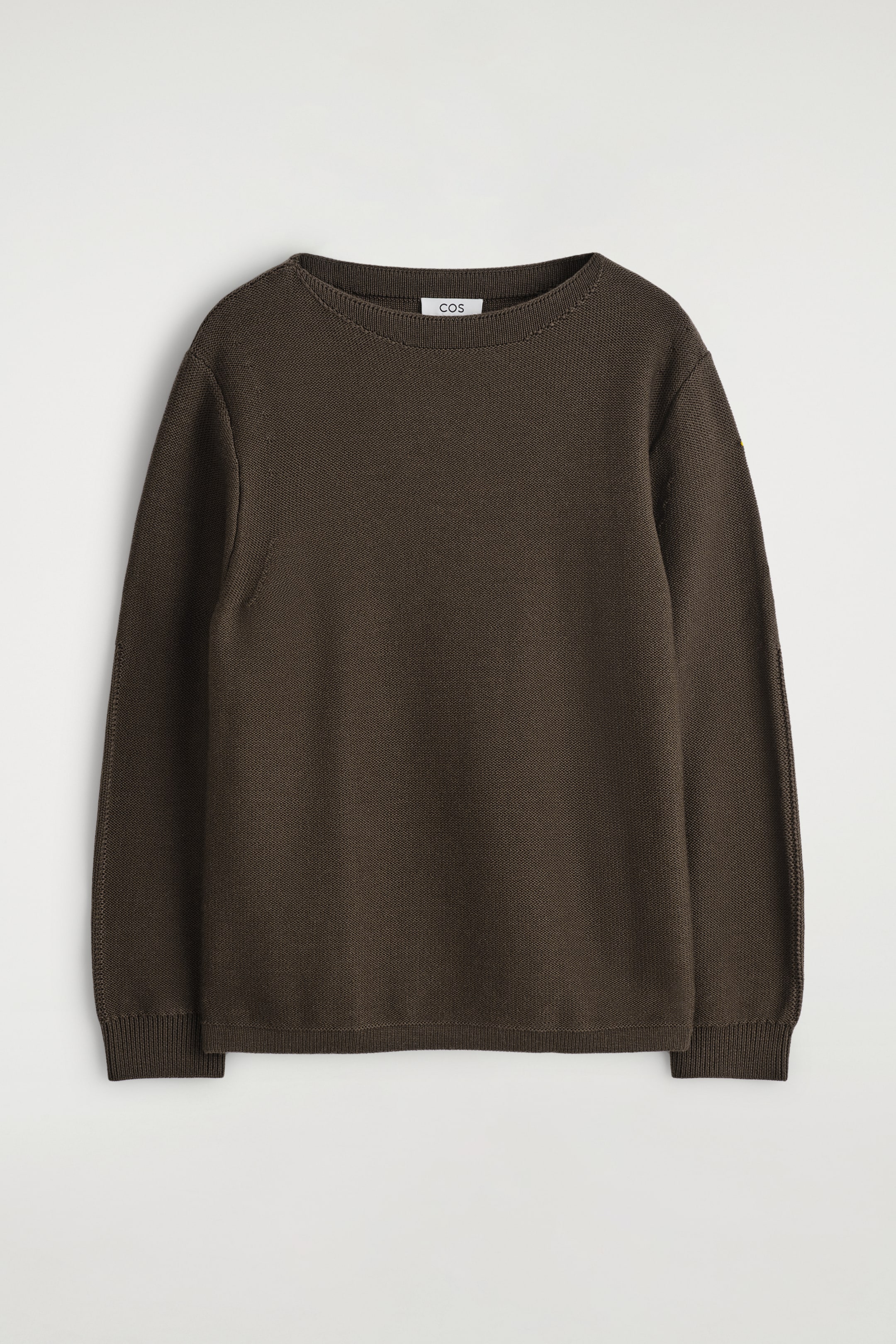 Grösseres Bild ansehen: Ein dunkel olivbrauner Pullover mit Rundhalsausschnitt wird von vorne präsentiert. Er zeichnet sich durch eine feine Strickstruktur mit sichtbaren, offenen Nähten entlang der Schultern und Seiten aus und ist mit gerippten Bündchen und einem gerippten Saum versehen.