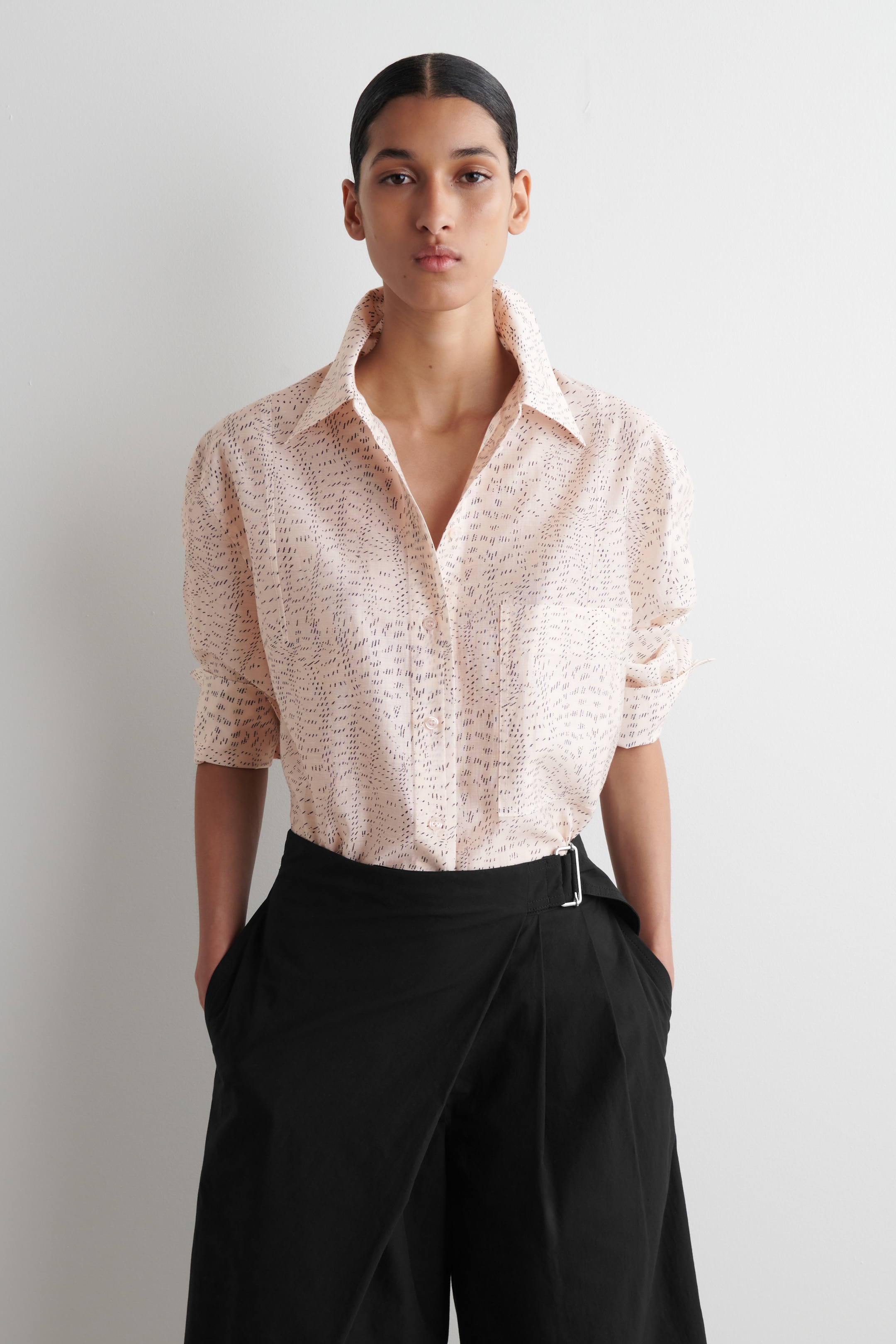 Grotere afbeelding bekijken: BEDRUKTE VLOEIENDE BLOUSE - LICHTROZE / BEDRUKT - DAMES | H&M NL 1