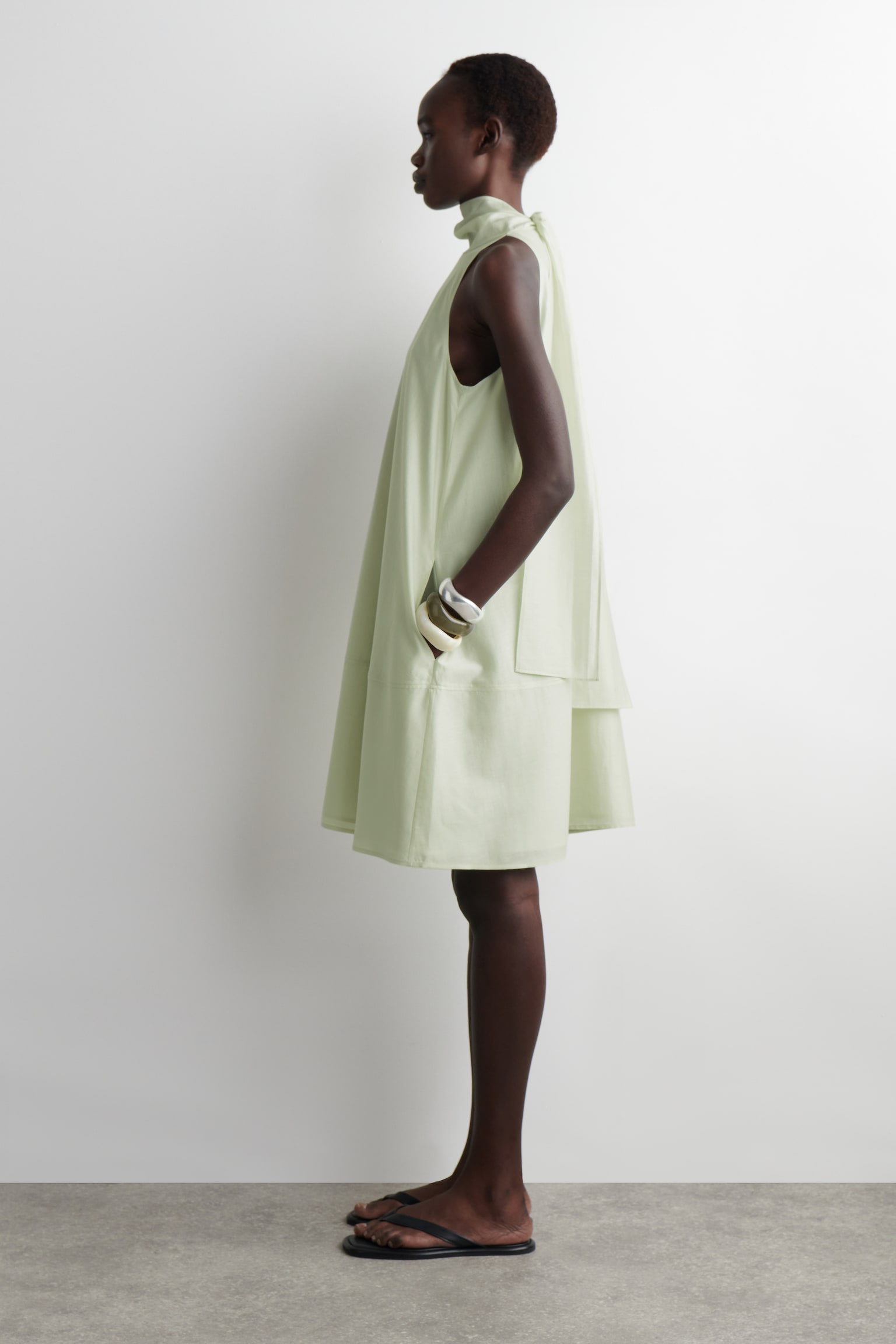 ROBE COURTE À ENCOLURE LICOU FLUIDE - VERT CLAIR/ROUGE/BRUN FONCÉ - 3