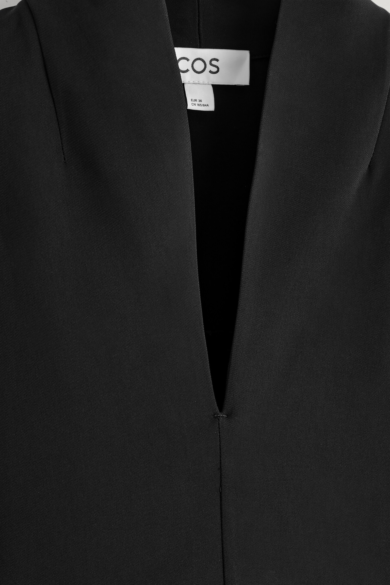 BLUSA CON SOLAPAS - NEGRO - 6