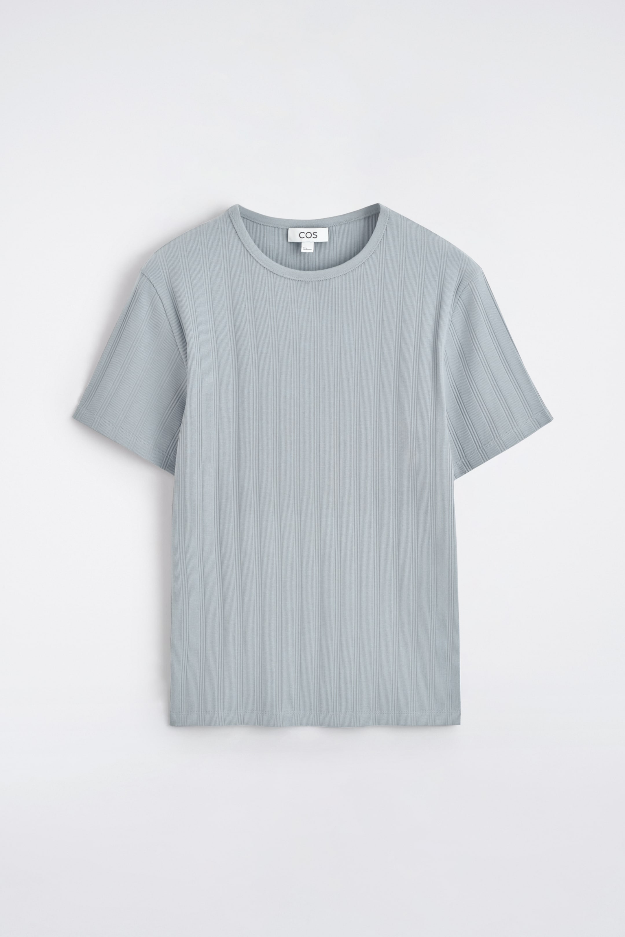 Größeres Bild ansehen: Ein steingraues T-Shirt wird von vorne präsentiert. Es zeigt einen Rundhalsausschnitt, kurze Ärmel und eine fühlbare breite vertikale Rippstruktur durchgehend.