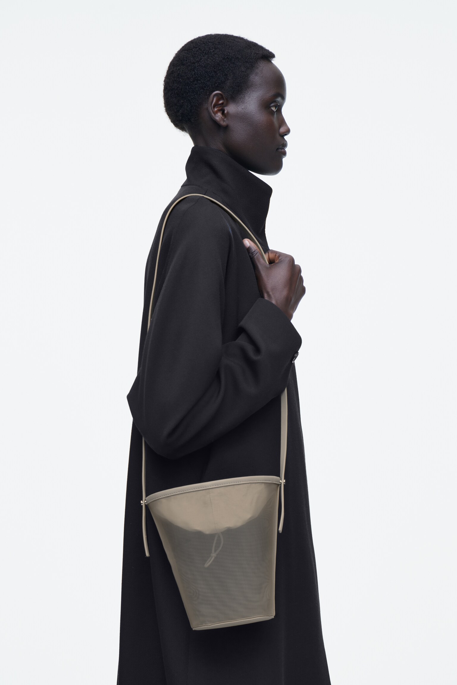 BOLSO BUCKET MINI - MALLA - BEIGE/NEGRO - 4