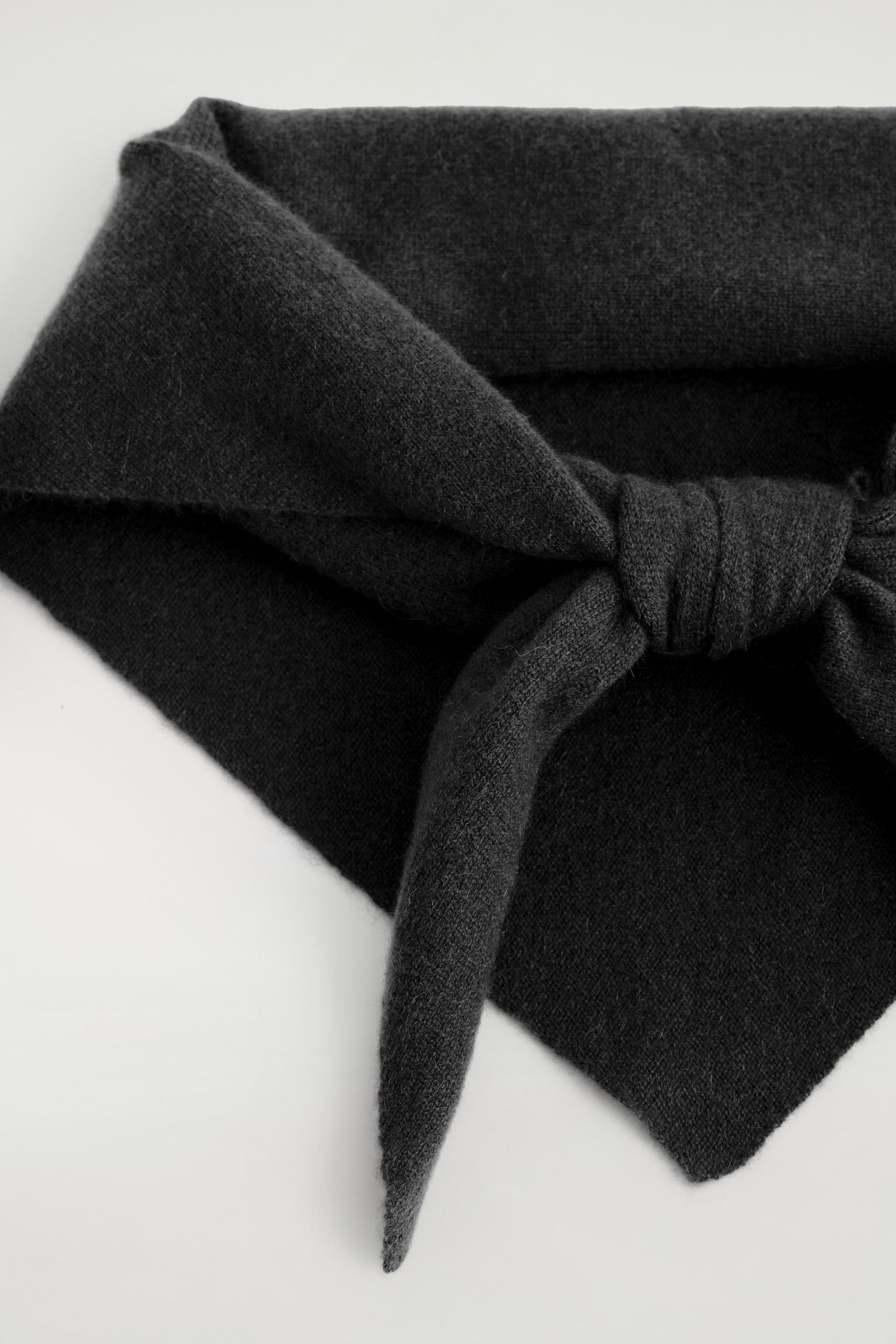 CASHMERE TRIANGLE SCARF - BLACK/LIGHT BROWN - 3