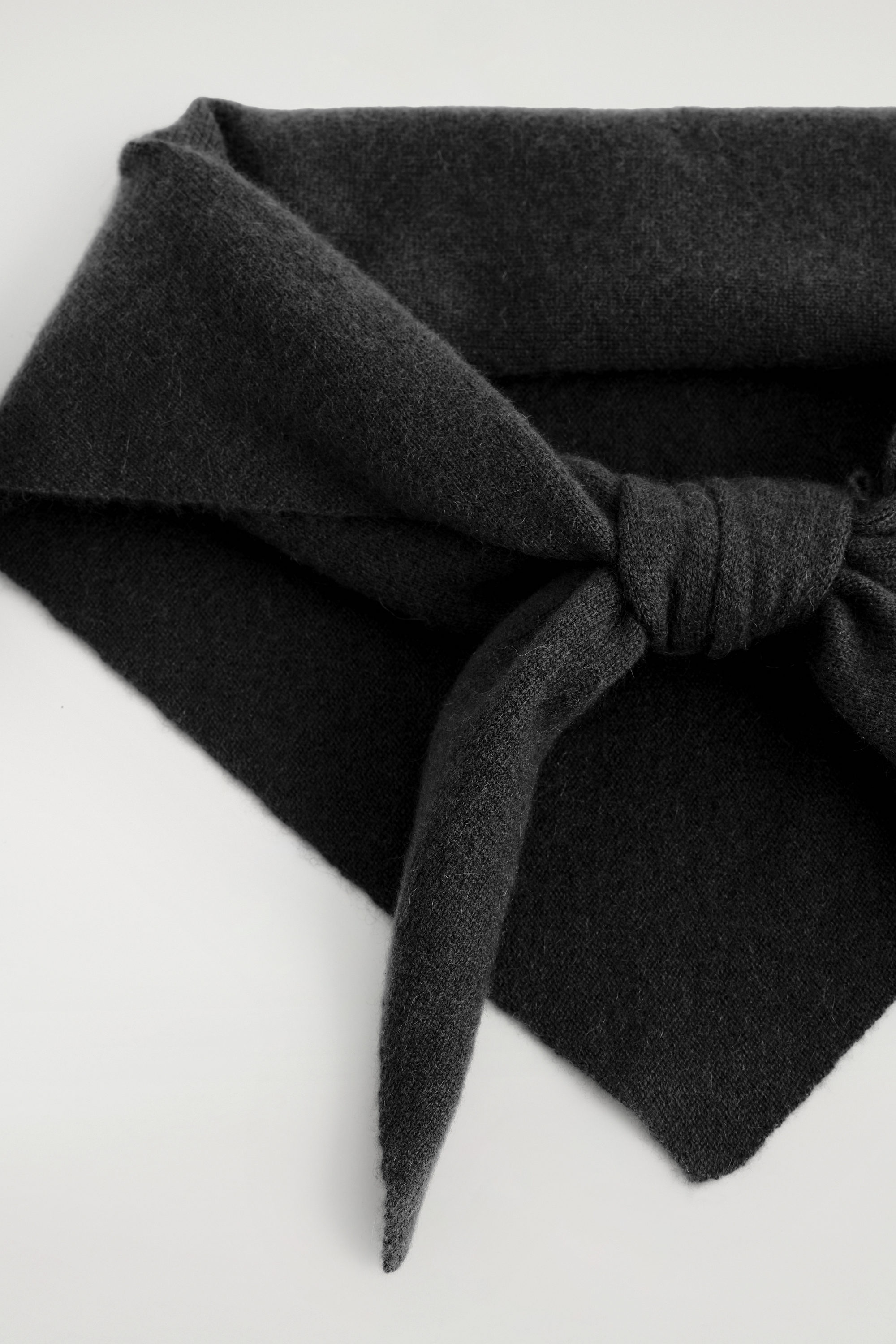 CASHMERE TRIANGLE SCARF - BLACK | COS