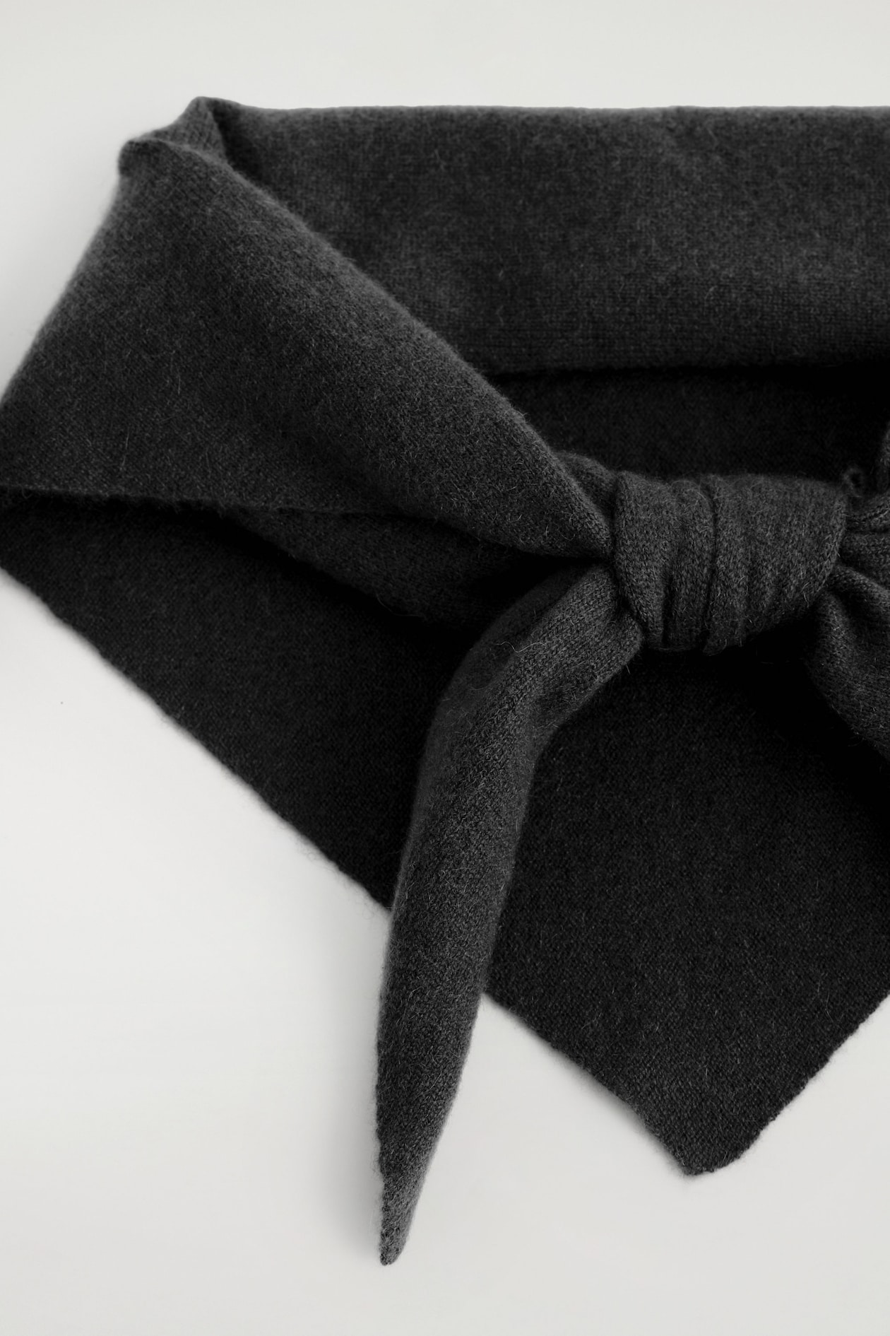 PURE CASHMERE TRIANGLE SCARF — BLACK
