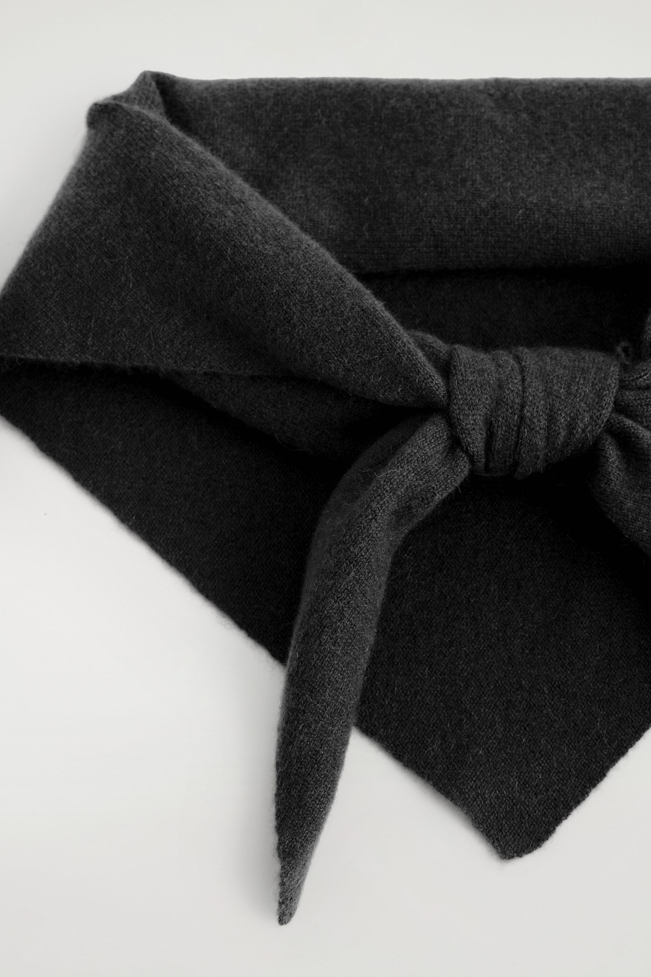CASHMERE TRIANGLE SCARF