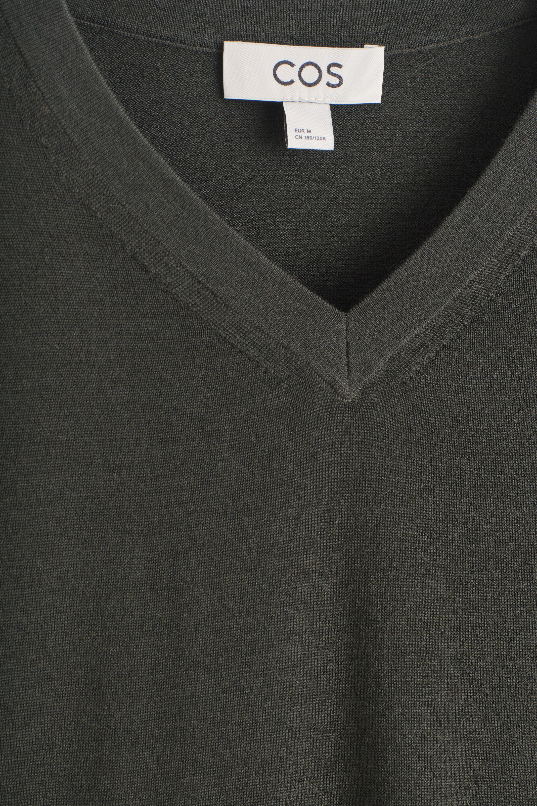 Zobacz większy obraz: SWETER Z DEKOLTEM V WYKONANY Z WEŁNY MERINO - CIEMNOZIELONY - ON | H&M PL 7