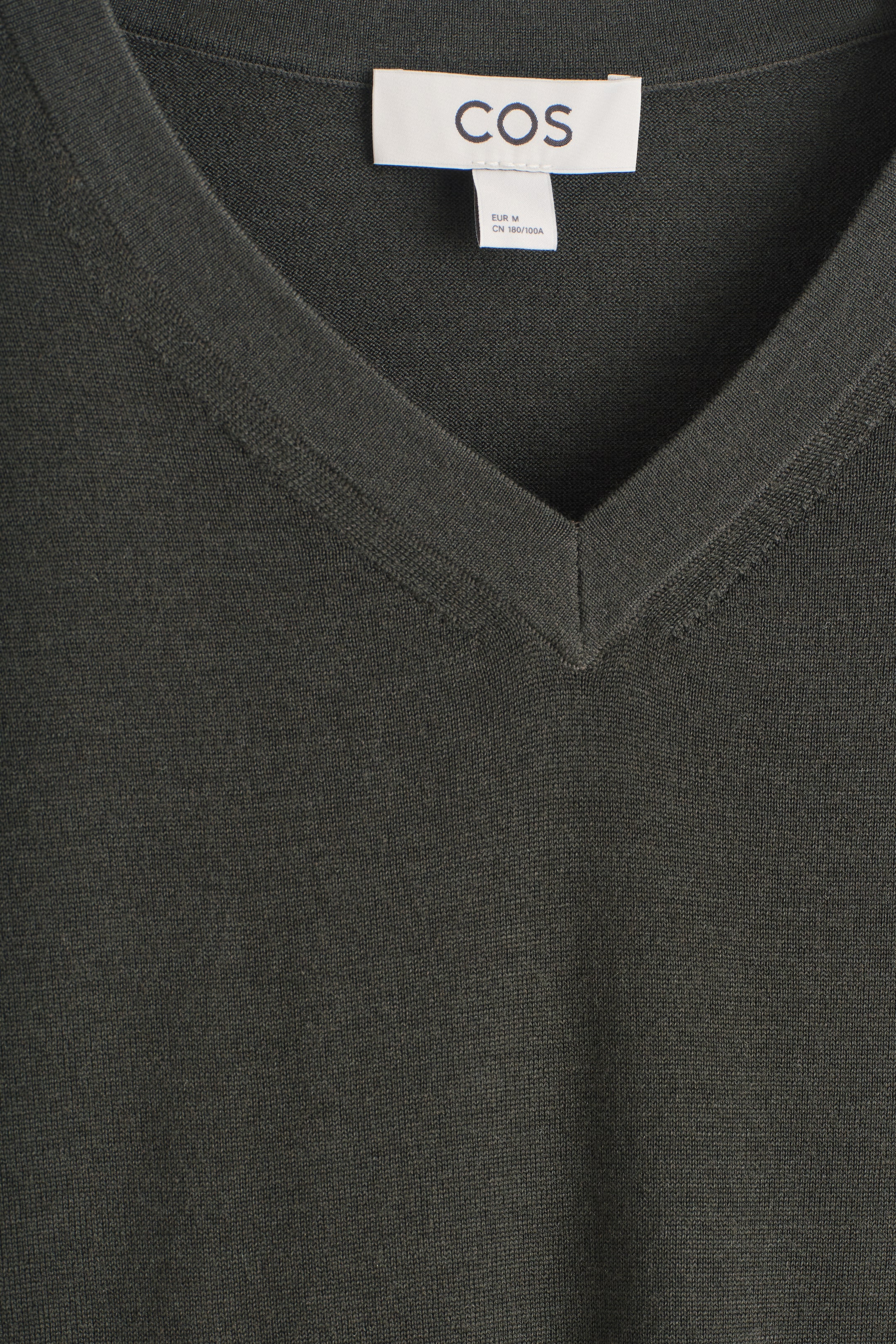 Ver imagen más grande: JERSEY DE LANA MERINO CON CUELLO DE PICO - VERDE OSCURO - HOMBRE | H&M ES 7