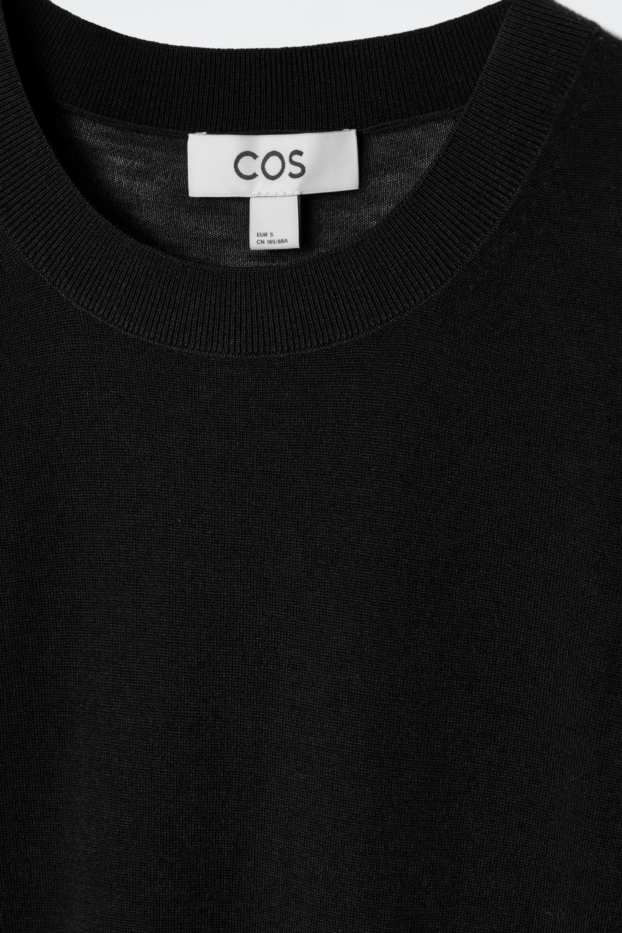 Größeres Bild ansehen: SCHMALES NAHTLOSES T-SHIRT AUS MERINOWOLLE - SCHWARZ - Ladies | H&M DE 7