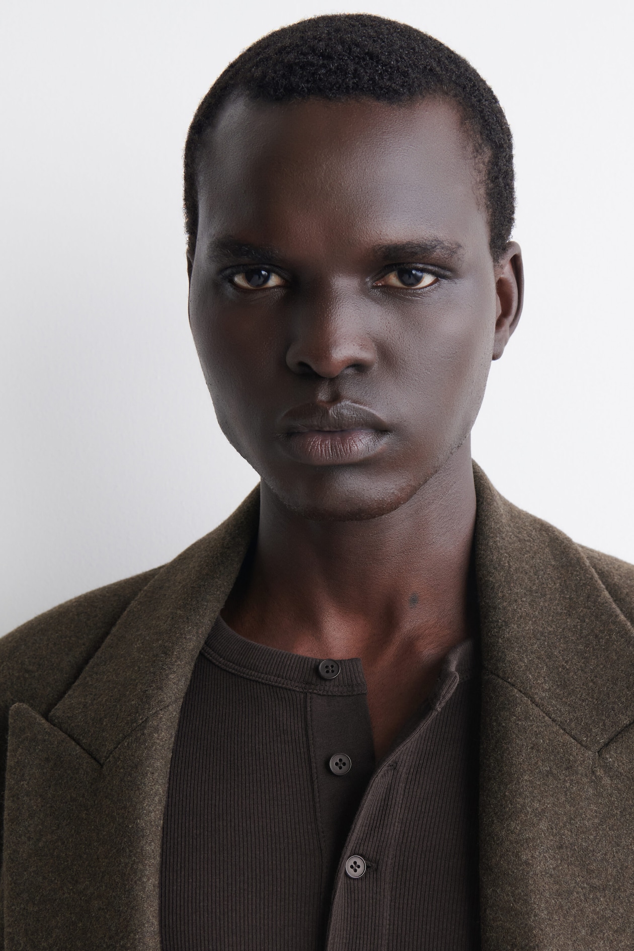 SLIM RIBBED COTTON LONG-SLEEVED HENLEY T-SHIRT — CHOCOLATE