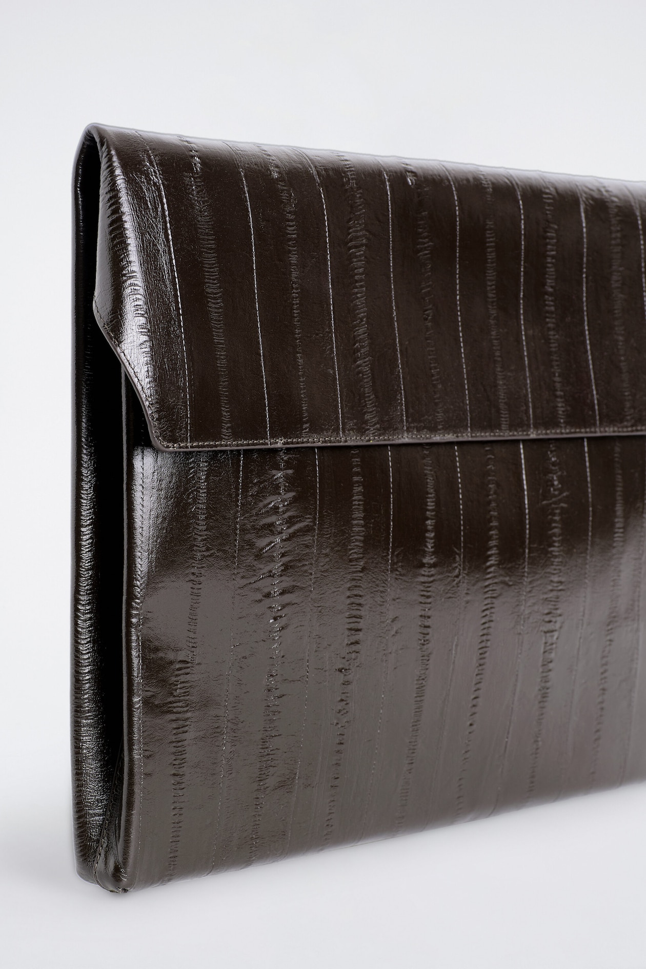 ENVELOPE LAPTOP SLEEVE - GRAINED LEATHER — BROWN / EEL EFFECT