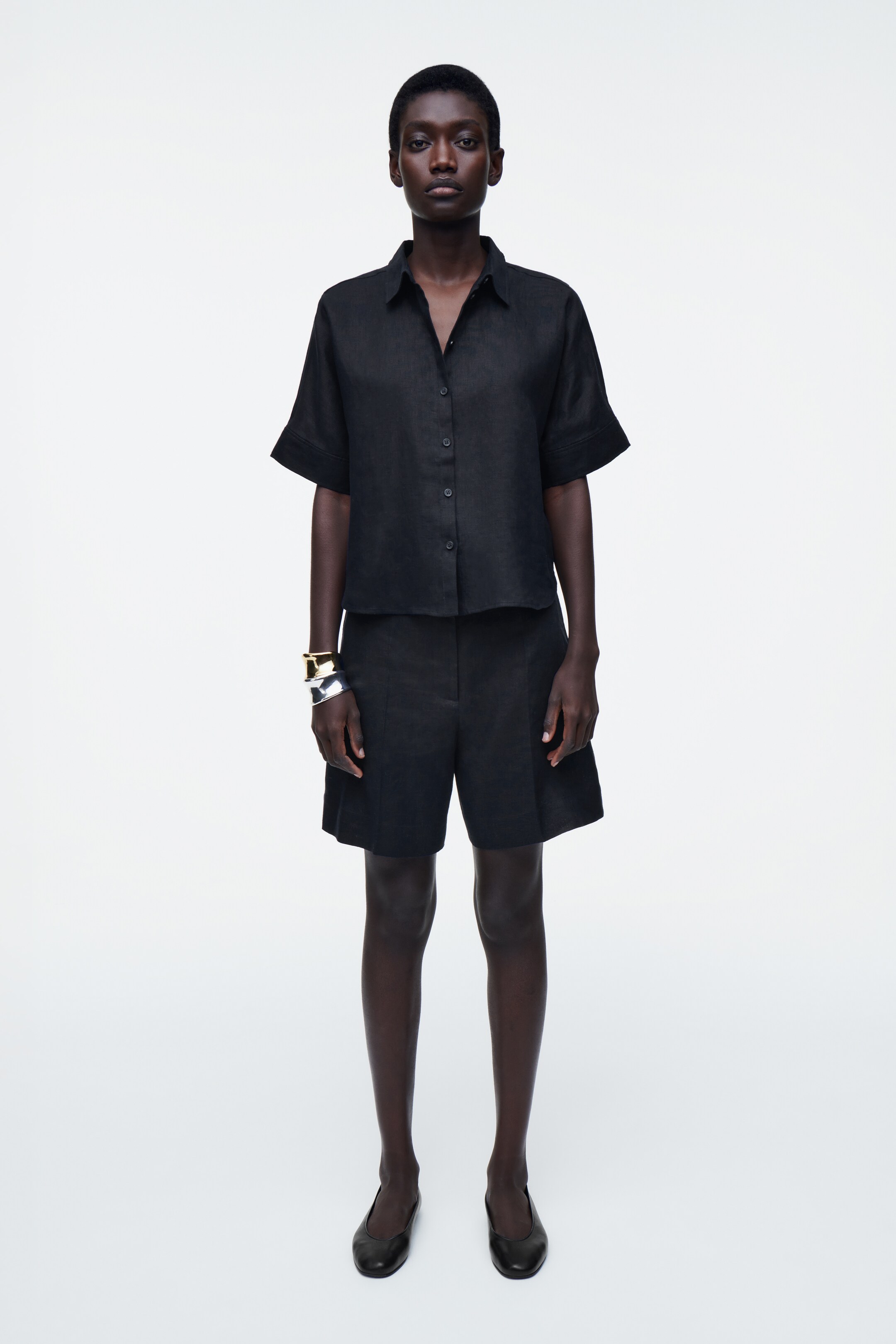 Agrandir l'image: CHEMISE MANCHES COURTES SILHOUETTE CARRÉE EN LIN - BLEU MARINE - FEMME | H&M BE 2
