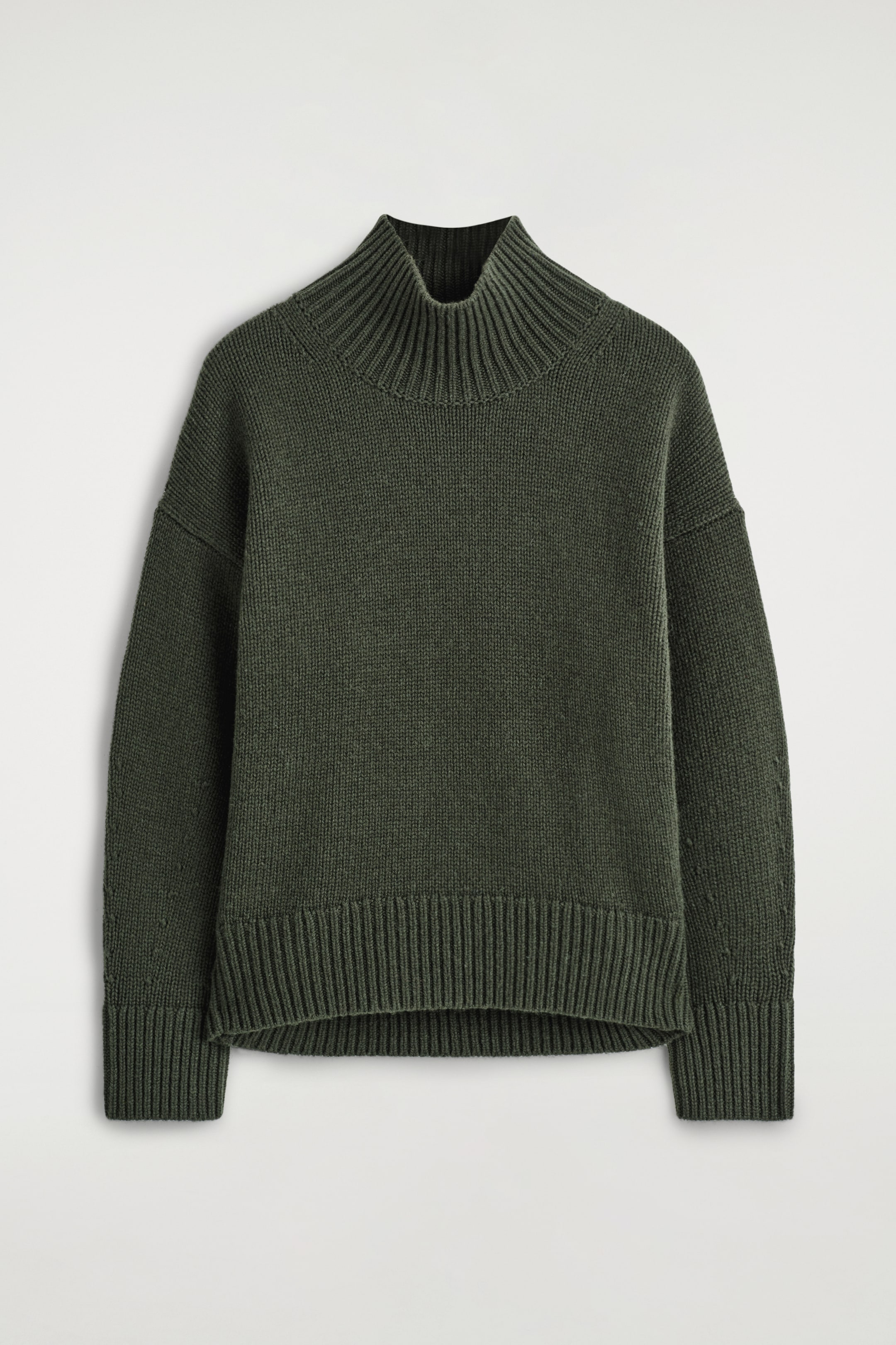 Größeres Bild anzeigen: Ein dunkelgrüner, grob gestrickter Pullover wird von VORNE gezeigt, mit einem gerippten Trichterkragen, überschnittenen Schultern und breiten gerippten Bündchen und Saum, der eine lockere Passform bietet.