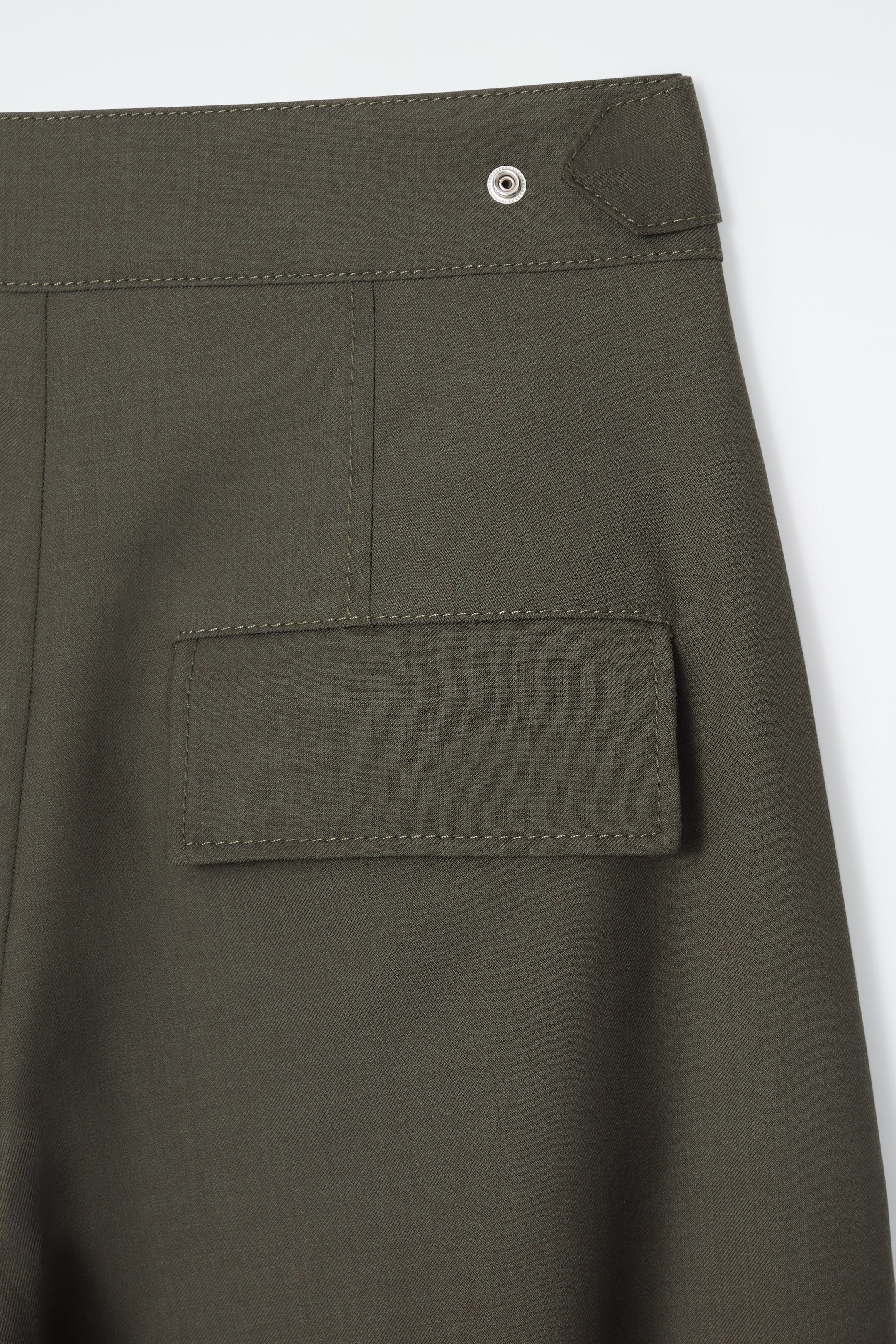 Grösseres Bild ansehen: UTILITY-WOLLHOSE MIT BARREL-BEIN - KHAKI - DAMEN | H&M CH 2