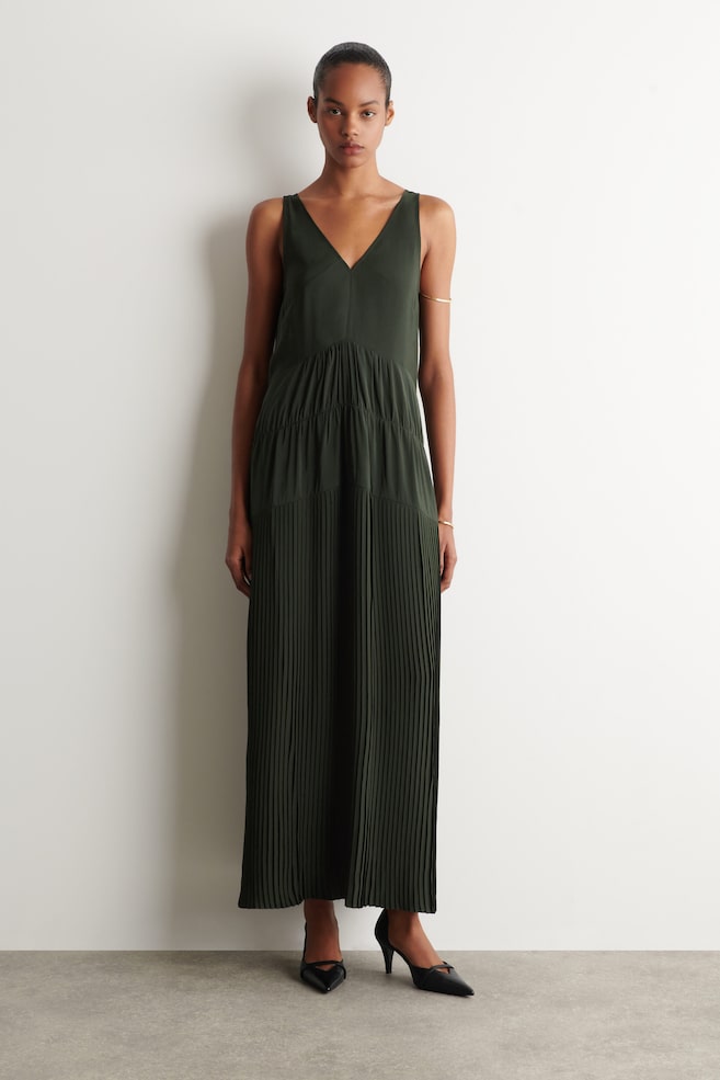 GATHERED PLEATED V-NECK MAXI DRESS — DARK GREEN