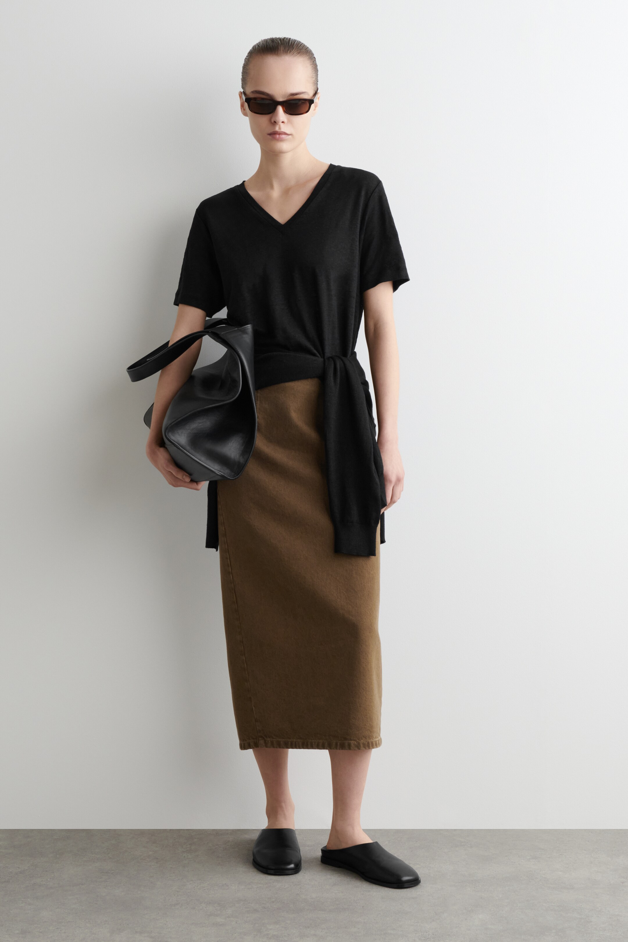 Grösseres Bild ansehen: T-SHIRT AUS LEINEN MIT V-AUSSCHNITT - SCHWARZ - DAMEN | H&M CH 2