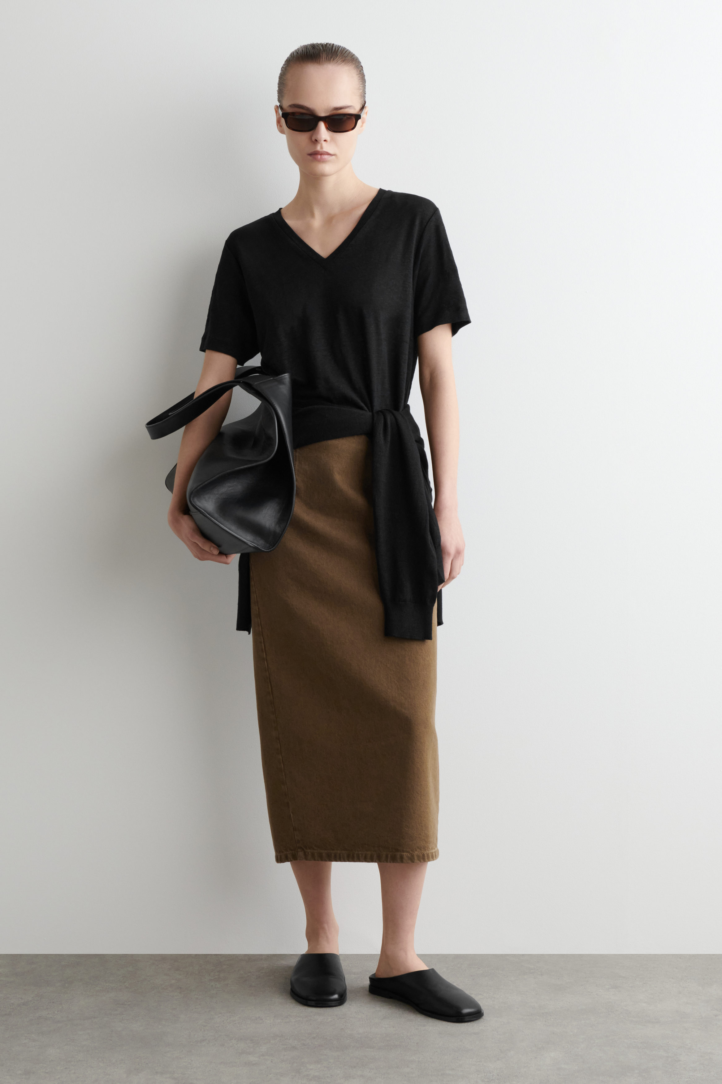V-NECK LINEN T-SHIRT - BLACK | COS