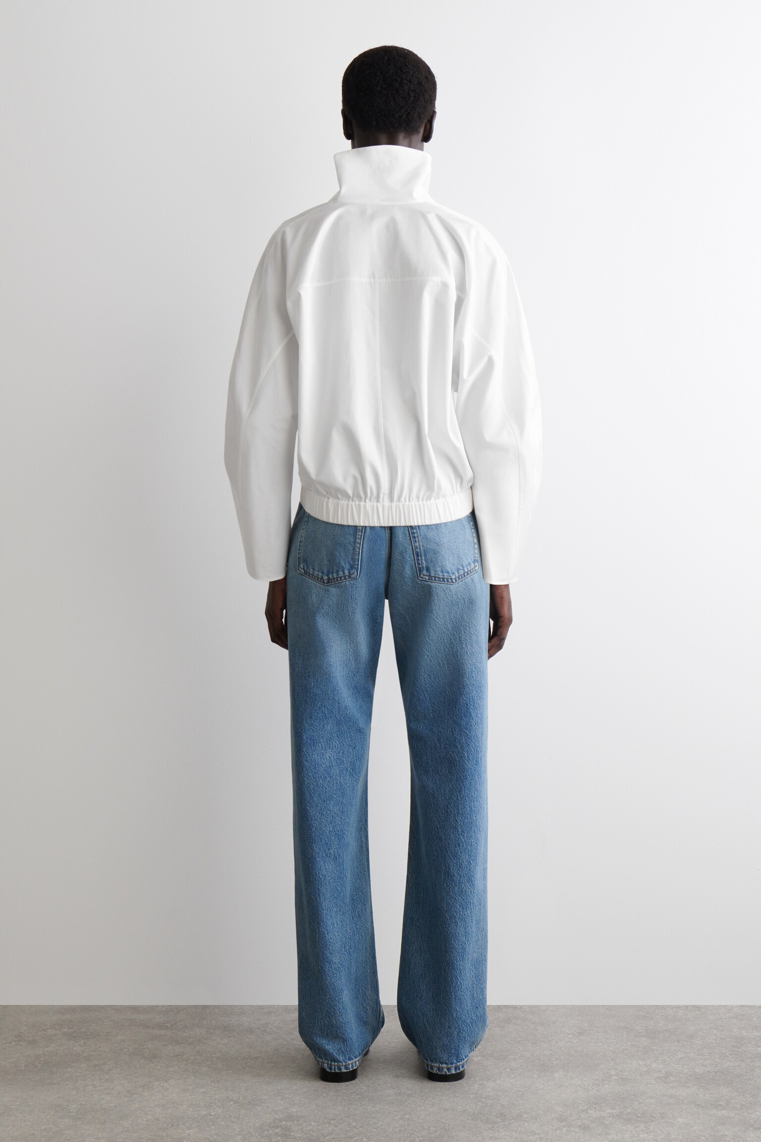 BAUMWOLLBLUSE MIT DRAPIERTEM KRAGEN - WEISS - 8