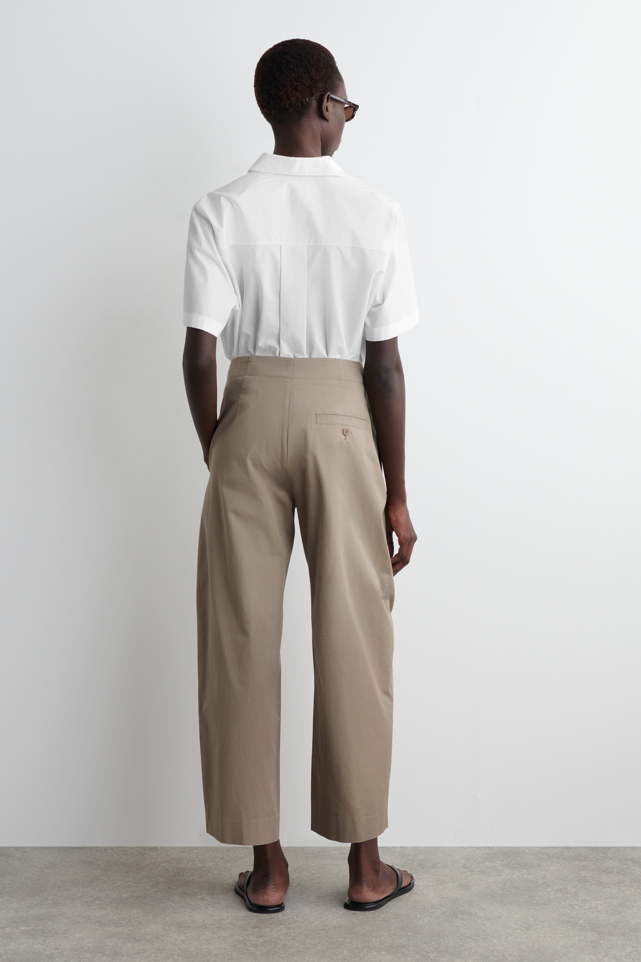 Grösseres Bild ansehen: CHINOHOSE MIT FALTEN UND BARREL-BEIN - BRAUN - DAMEN | H&M CH 2