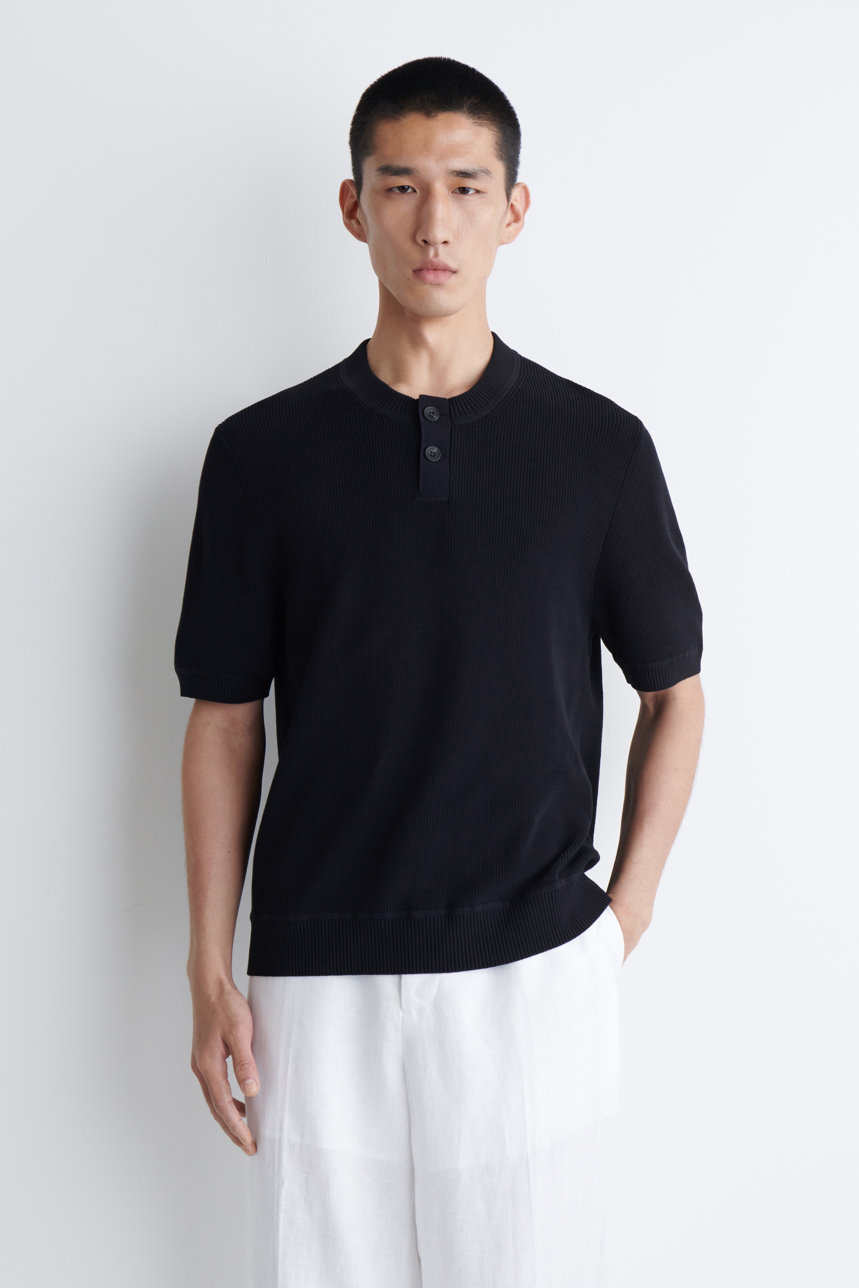 DZIANINOWA KOSZULKA HENLEY Z BAWEŁNĄ - GRANATOWY/BIAŁY