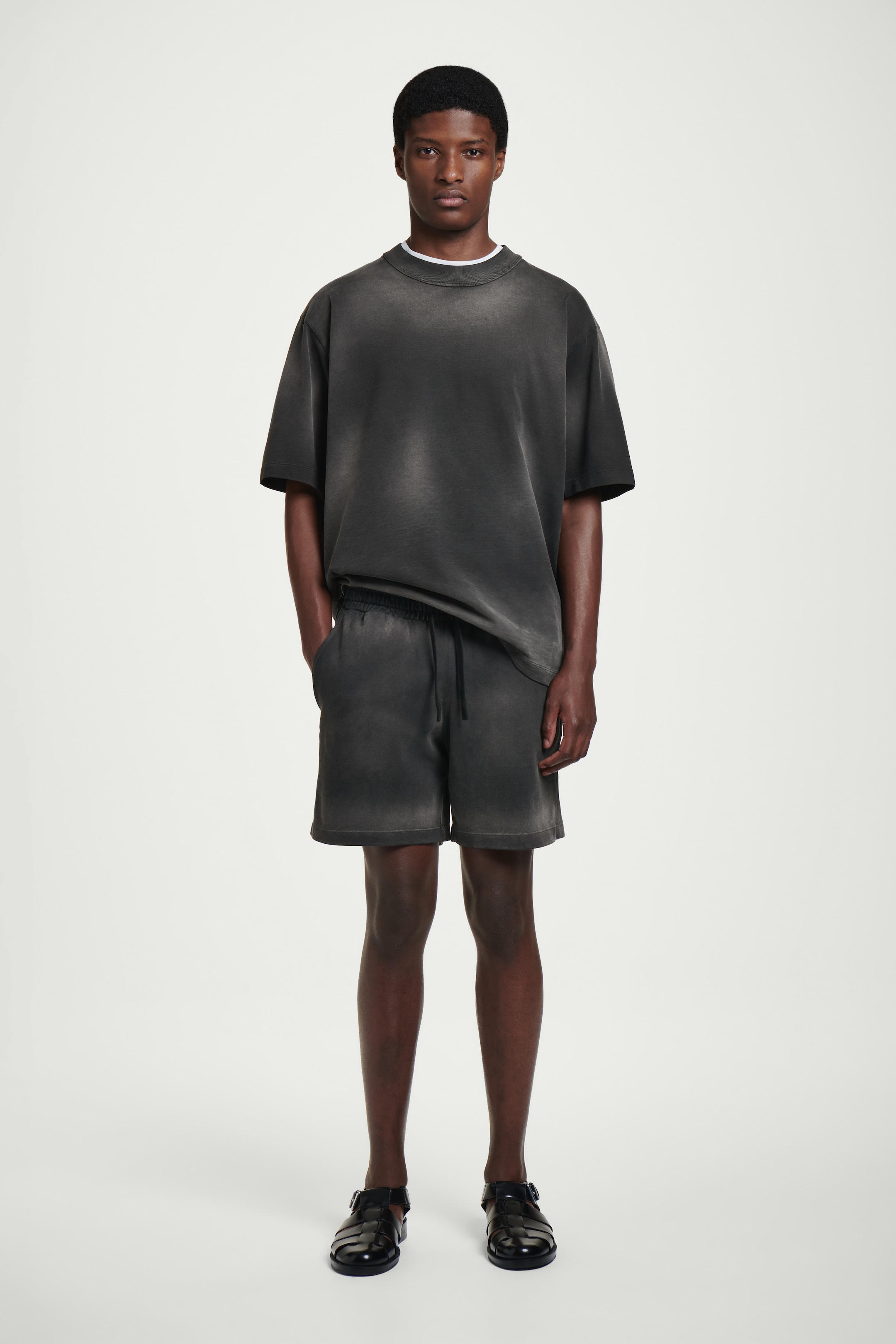 Agrandir l'image: SHORT À TAILLE AJUSTABLE EN JERSEY DÉLAVÉ - NOIR - HOMME | H&M CH 1