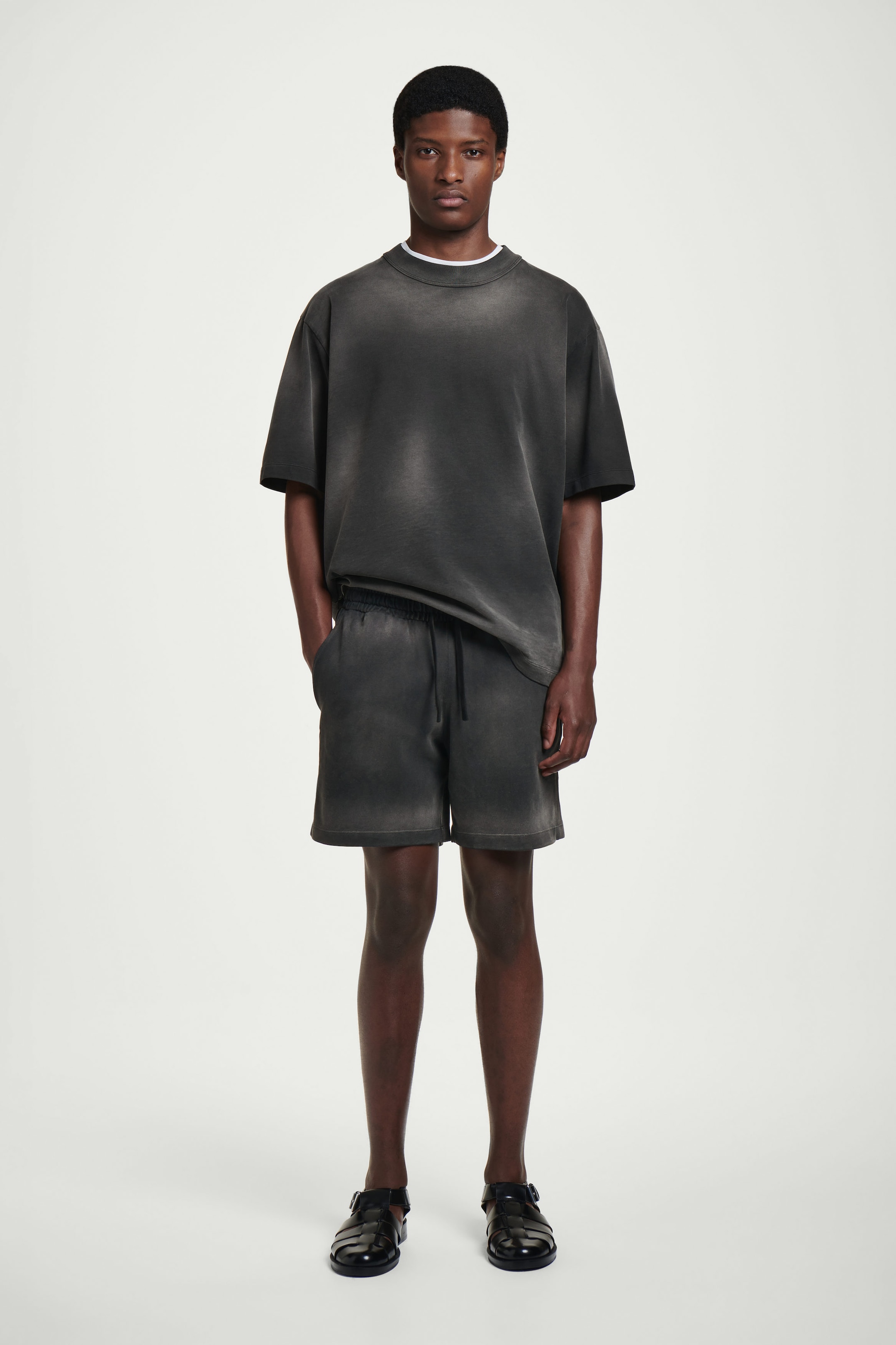 SHORT À TAILLE AJUSTABLE EN JERSEY DÉLAVÉ