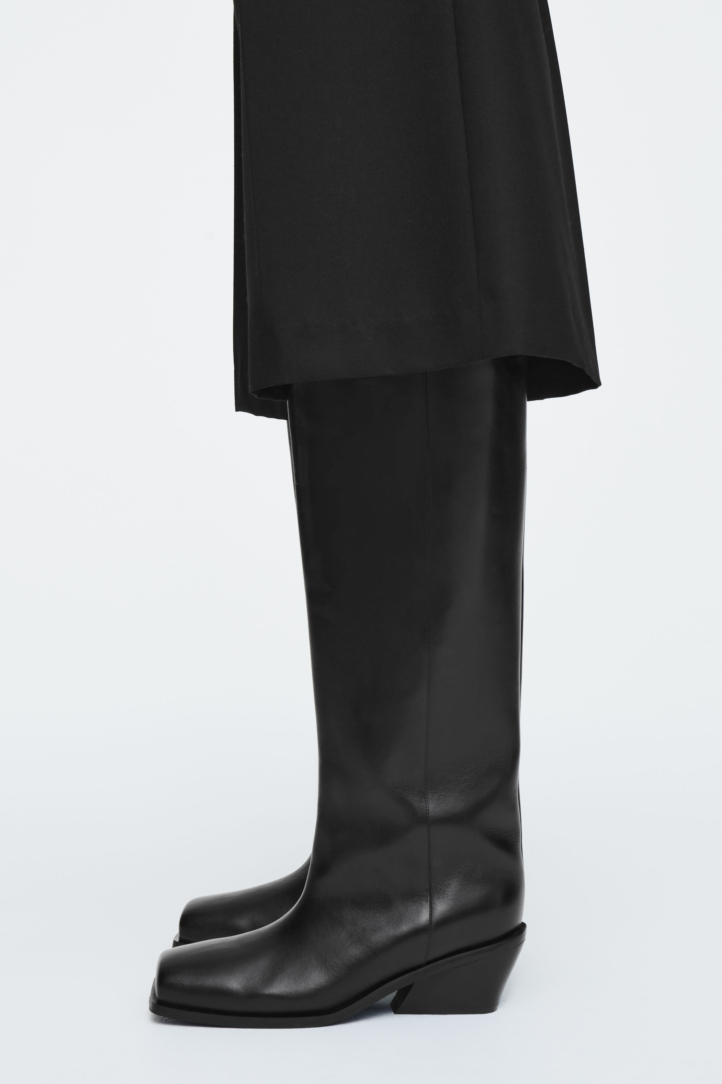 [NACHE] SQUARE TOE BOOTS /追跡付 SQUARE-TOE LEATHER KNEE-HIGH BOOTS - BLACK | COS