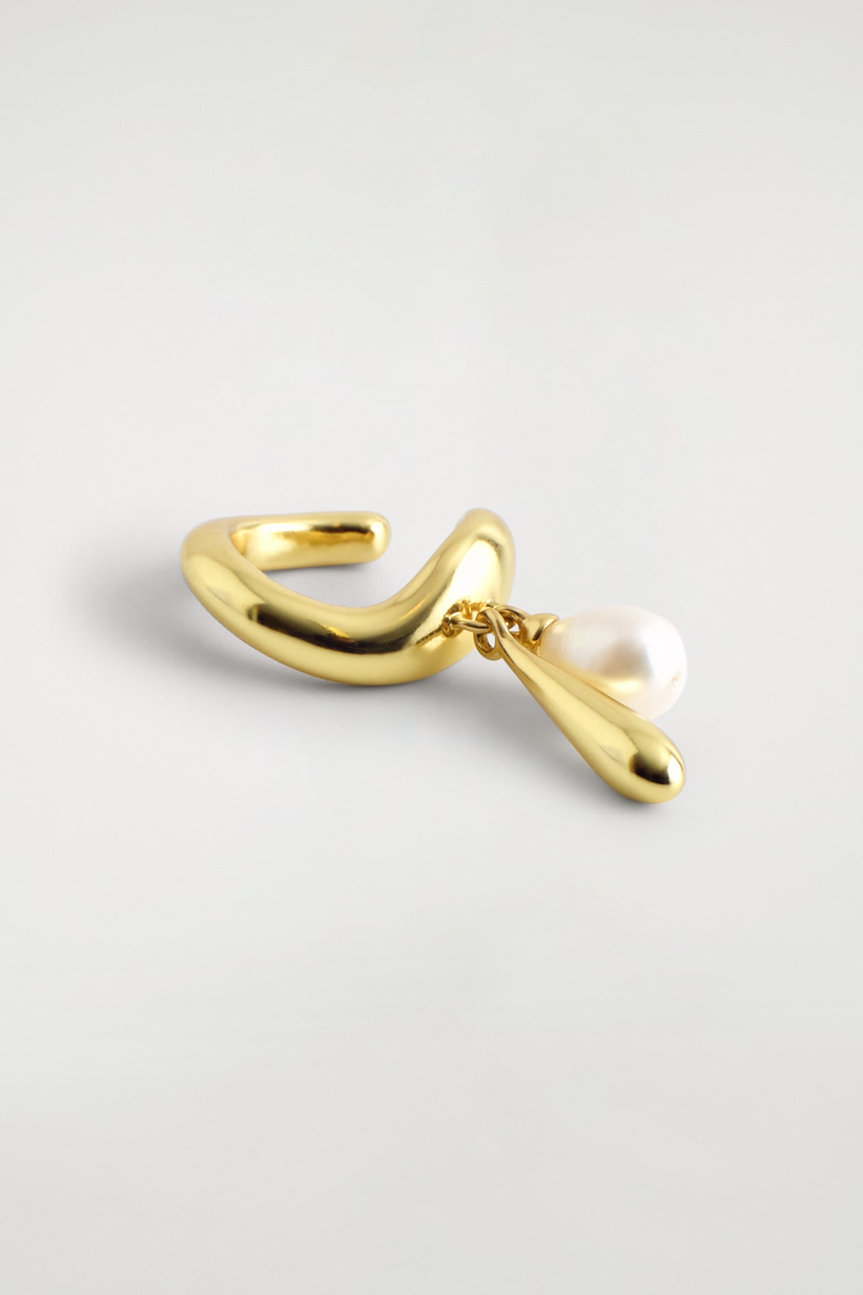 TEARDROP PEARL EAR CUFF — GOLD