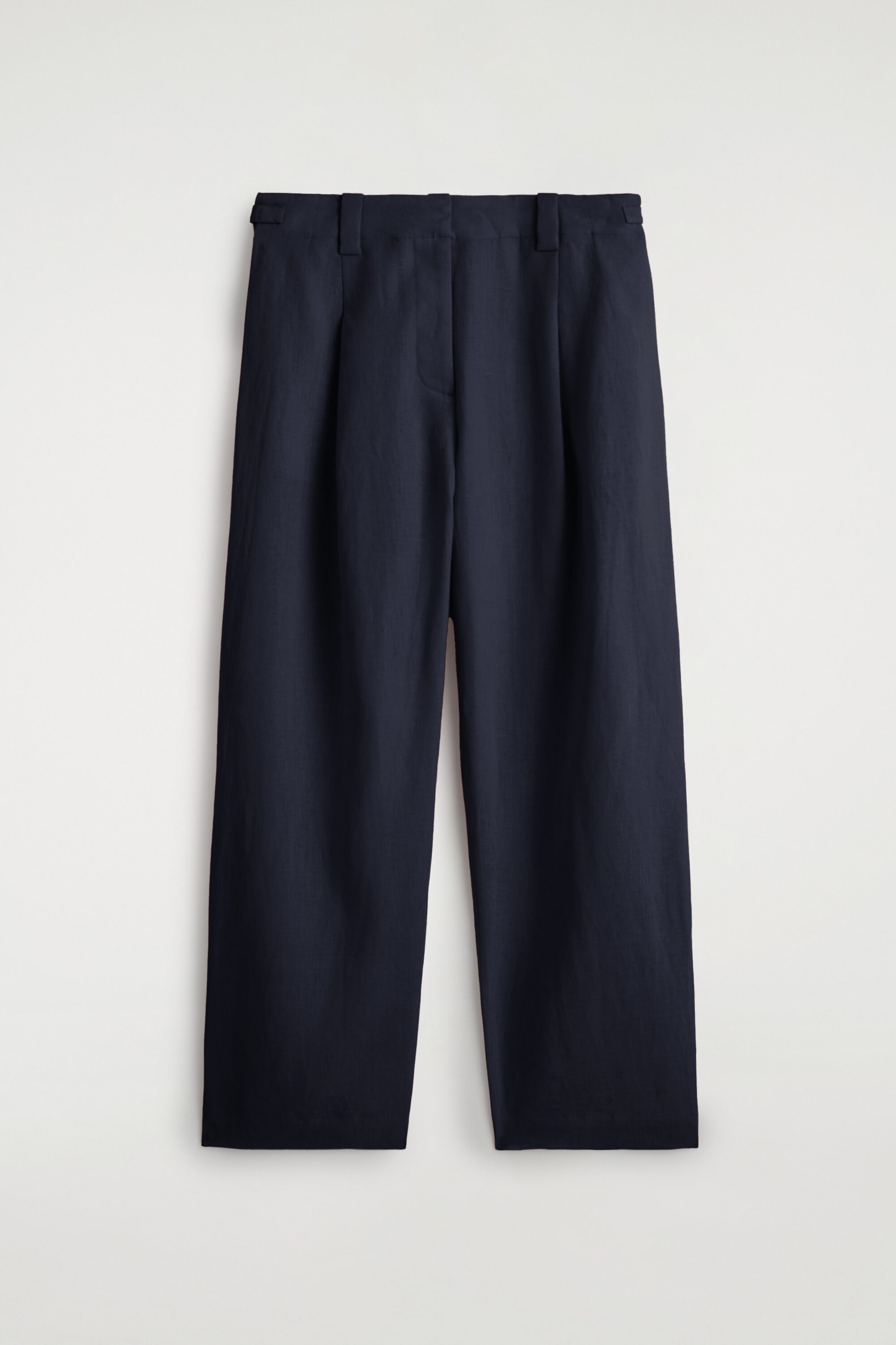 LEINENHOSE MIT BALLONBEIN UND SCHNALLENDETAIL