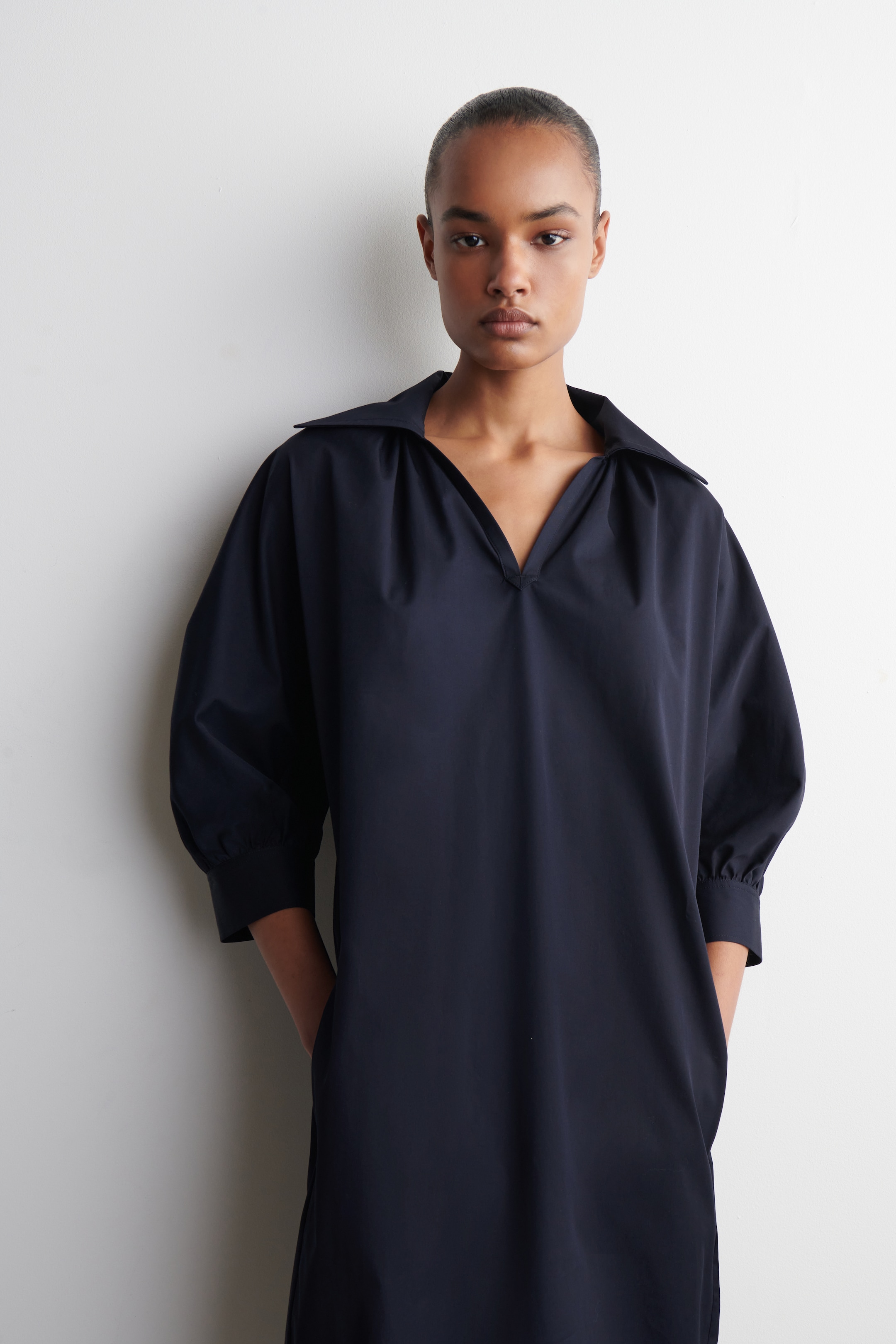 Grotere afbeelding bekijken: GEGATHERDE KATOENEN MIDI-JURK - MARINEBLAUW - DAMES | H&M NL 4