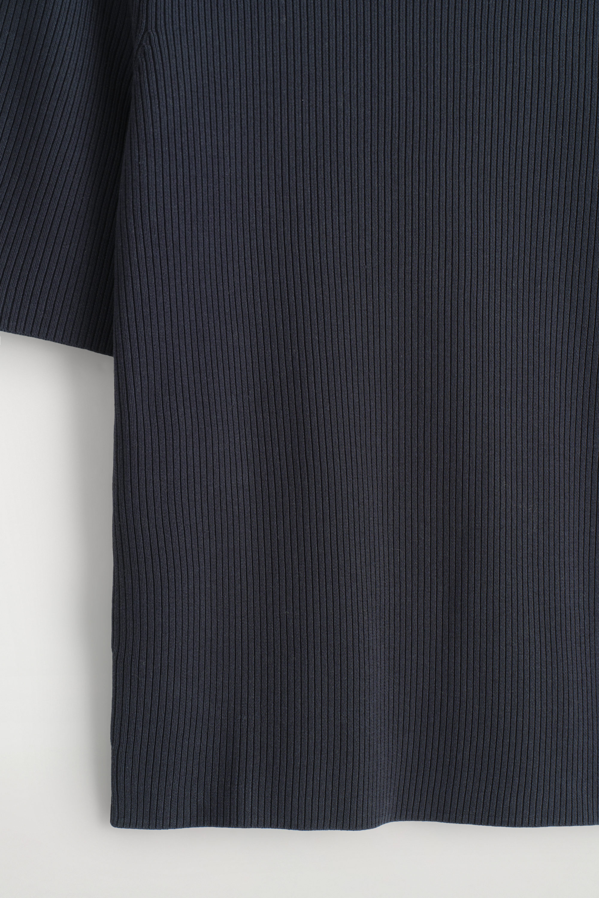 argue RANDOM RIB KNIT T-SHIRTS/navy ② RIBBED-KNIT BOAT-NECK T-SHIRT - NAVY | COS