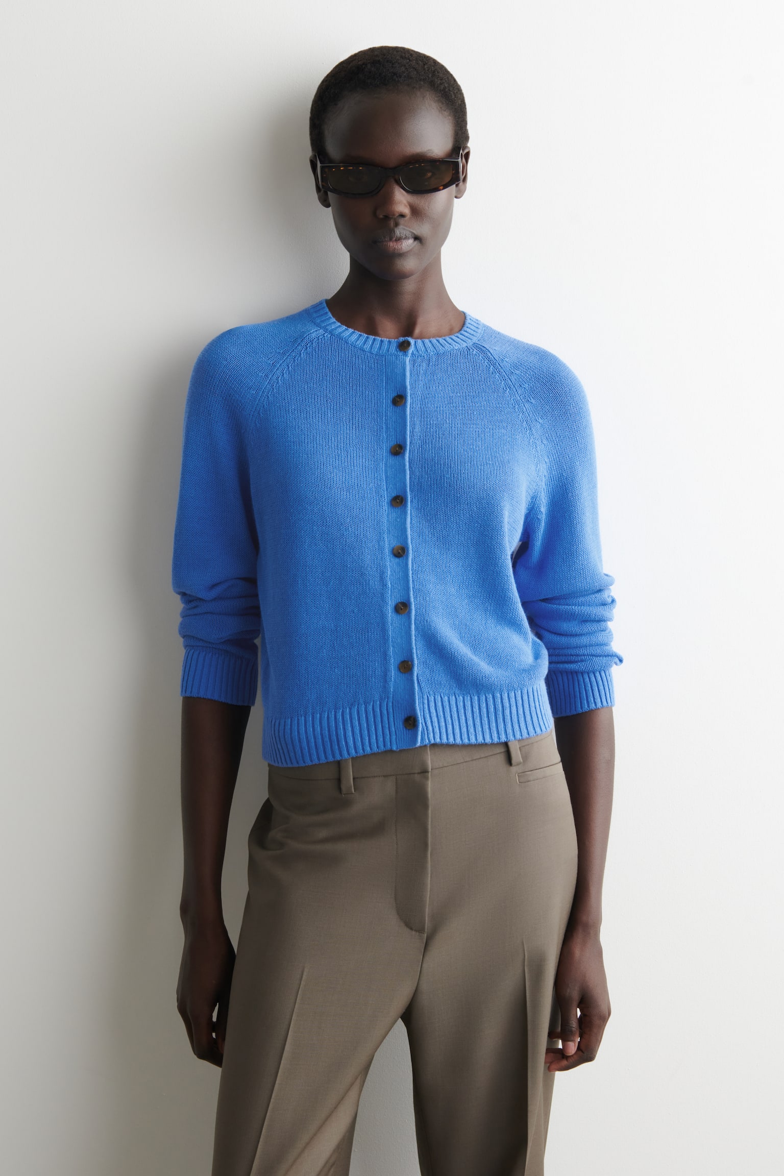 PLETENÝ LENOVÝ KARDIGAN - KOBALTOVĚ MODRÁ/BURGUNDY - 1