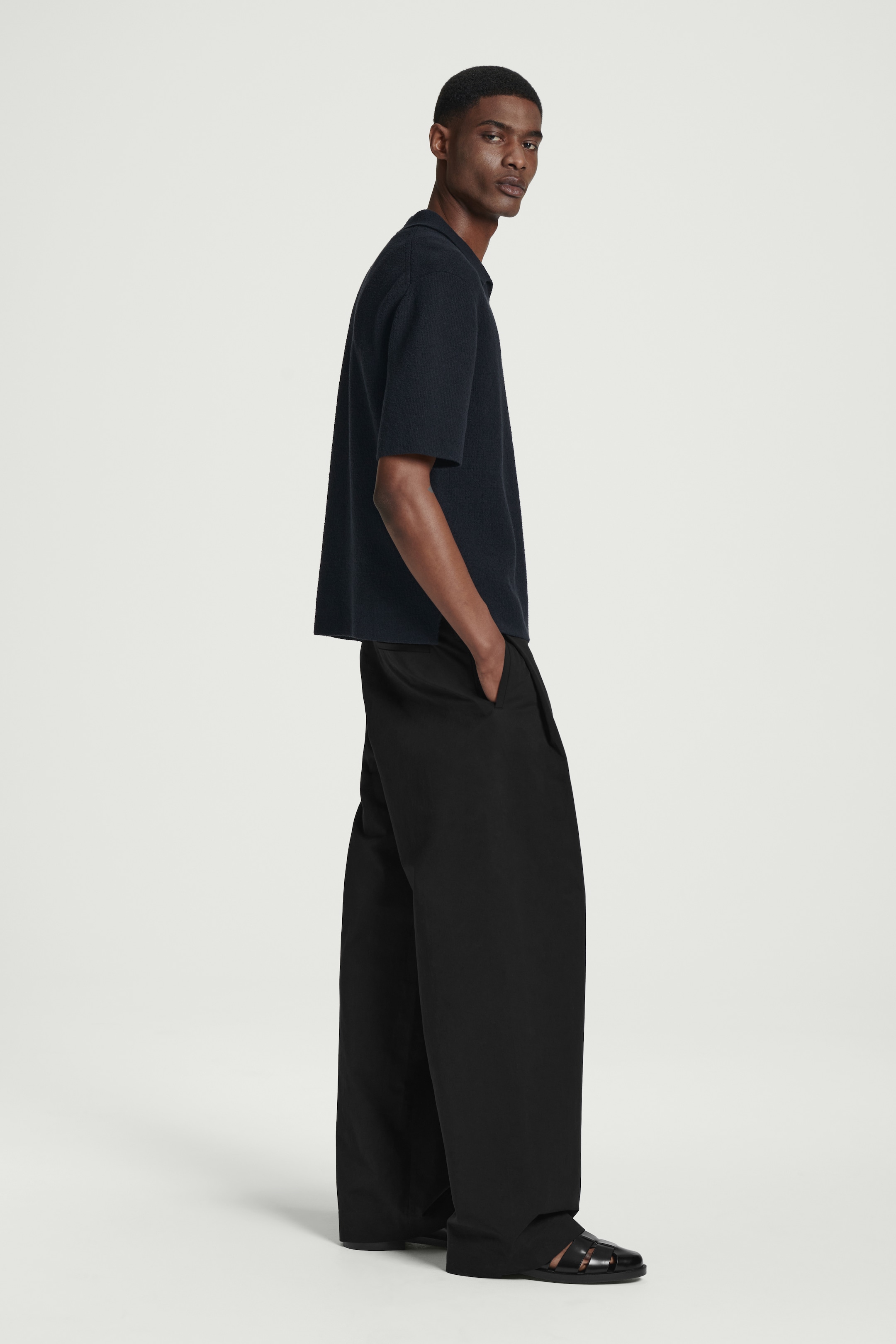 Grösseres Bild ansehen: POLOSHIRT AUS BOUCLÉ-STRICK MIT OFFENEM KRAGEN - NAVYBLAU - HERREN | H&M CH 2