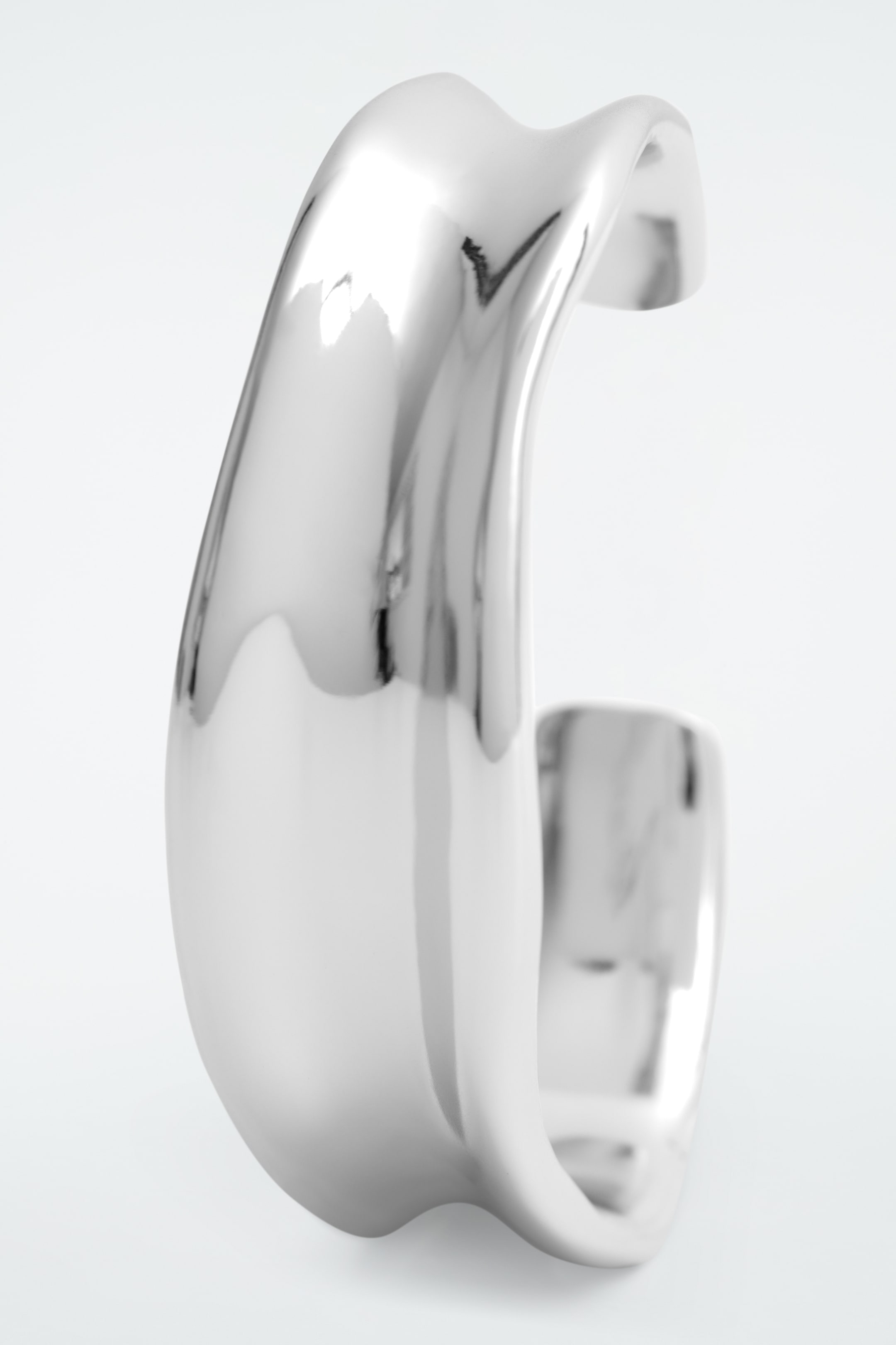 Grösseres Bild ansehen: SCHMALER SKULPTURALER ARMREIF - SILBER - DAMEN | H&M CH 4