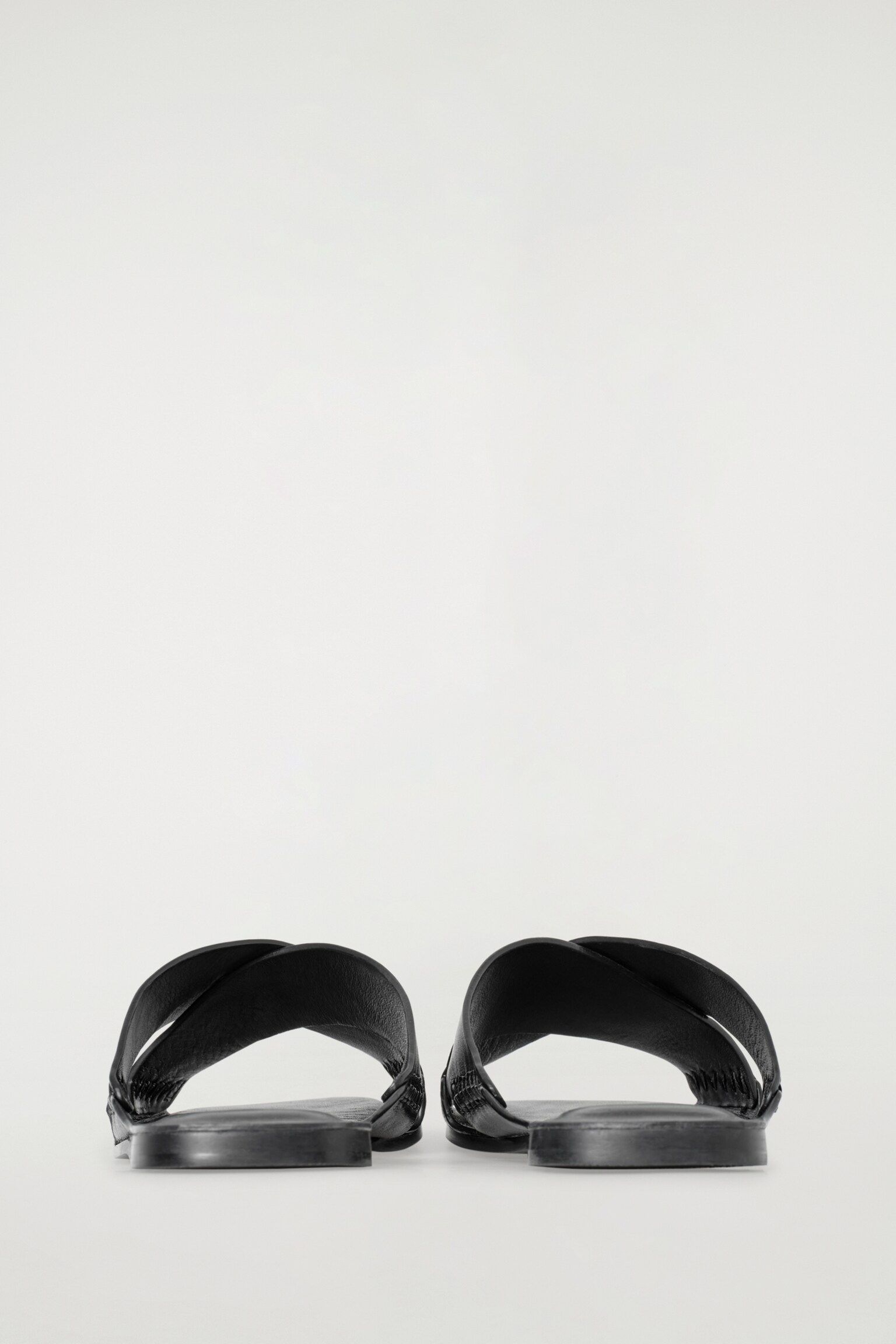 SANDALIAS DE PIEL CRUZADAS - NEGRO - 4