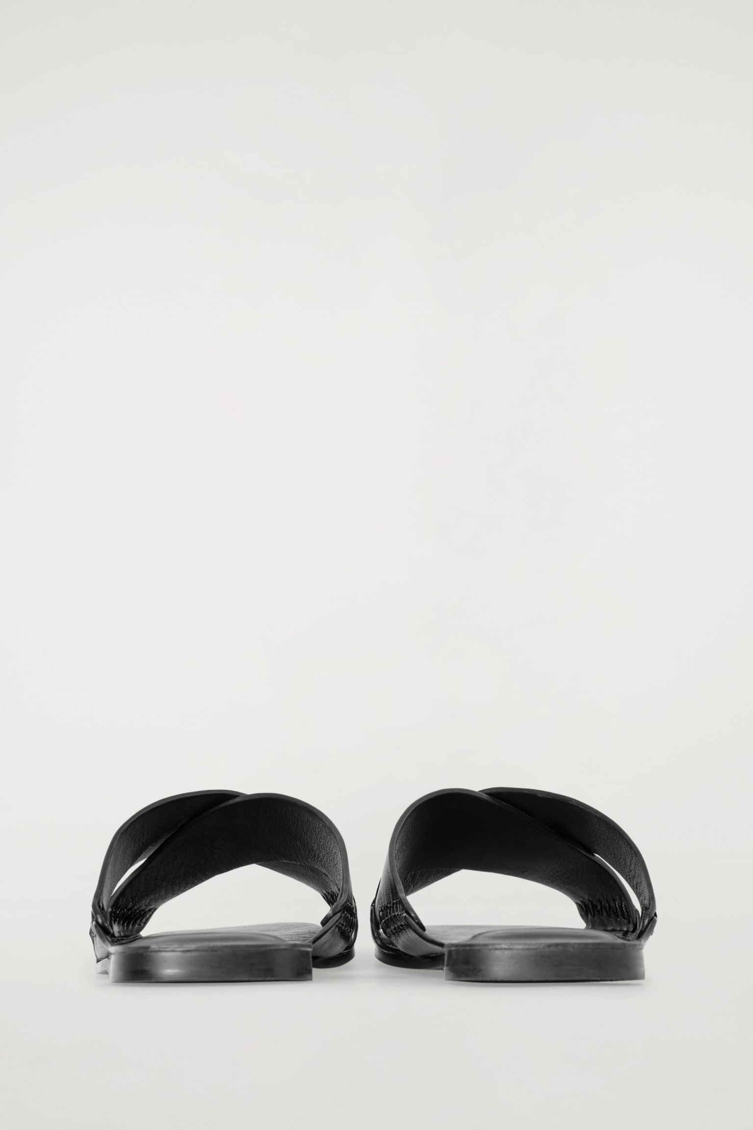 SANDALIAS DE PIEL CRUZADAS - NEGRO - 5