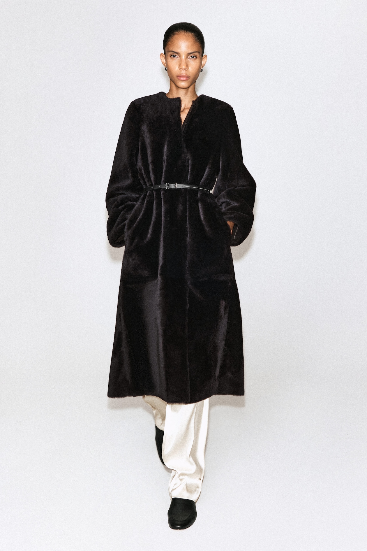 COLLARLESS SHEARLING COAT — MAHOGANY