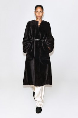 COLLARLESS SHEARLING COAT — MAHOGANY 1