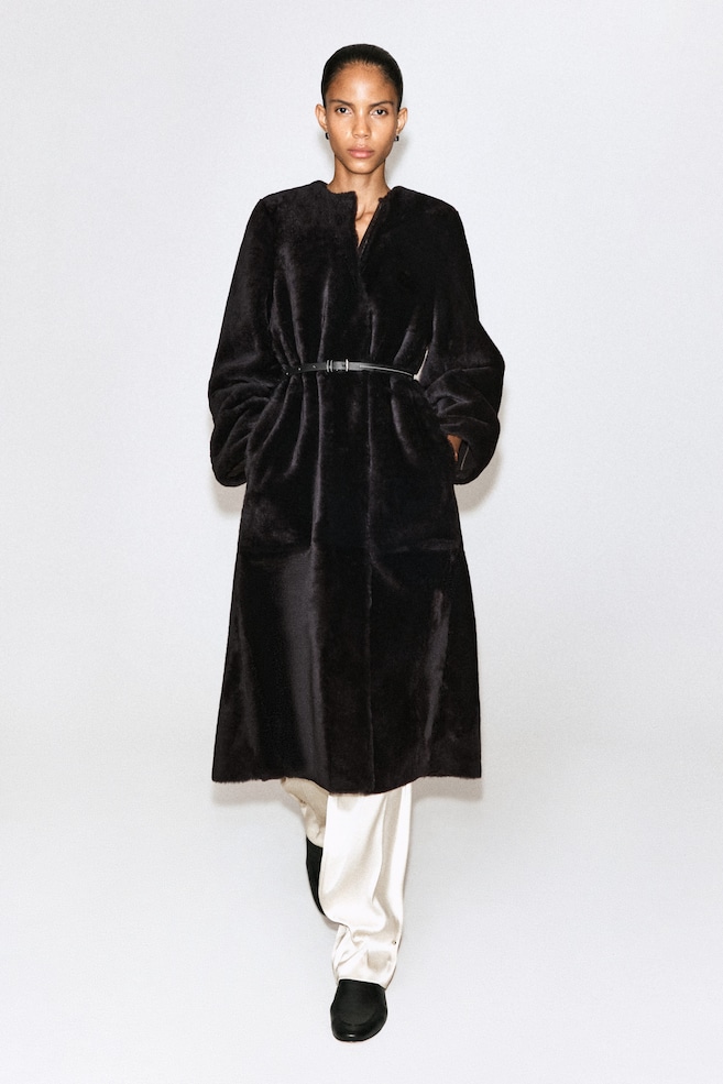 COLLARLESS SHEARLING COAT — MAHOGANY