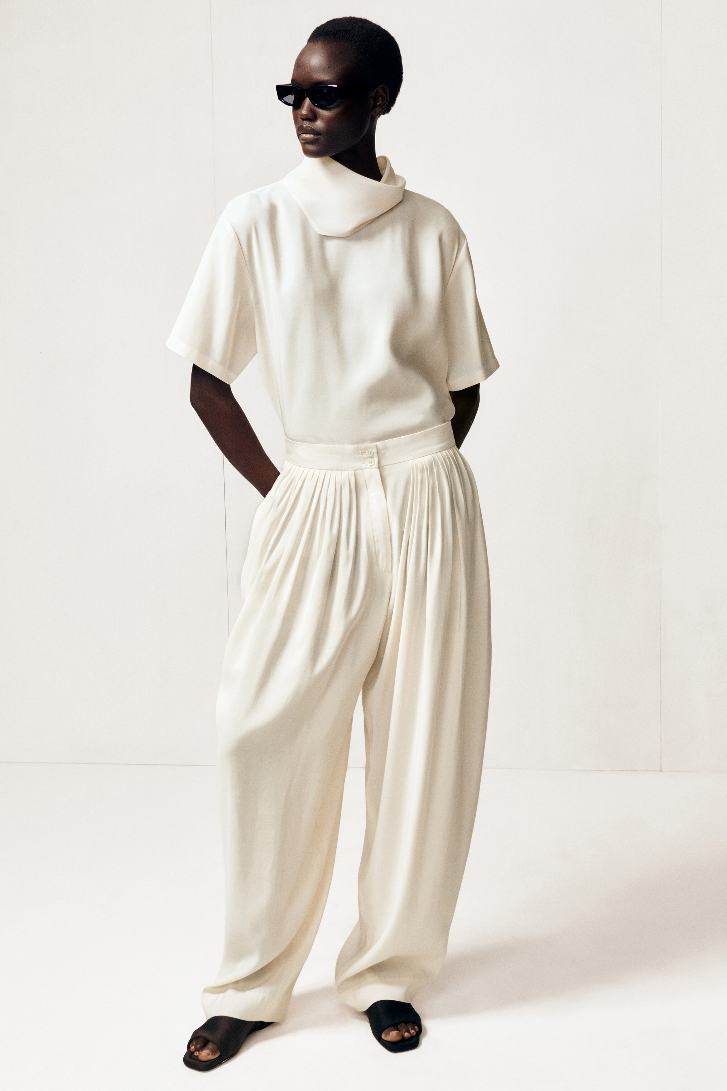 即納◆THETOE Haarlem Drape Top - ivory / S Ivory Drape Top - Effortless Elegance for Every Occasion – COCOSIN