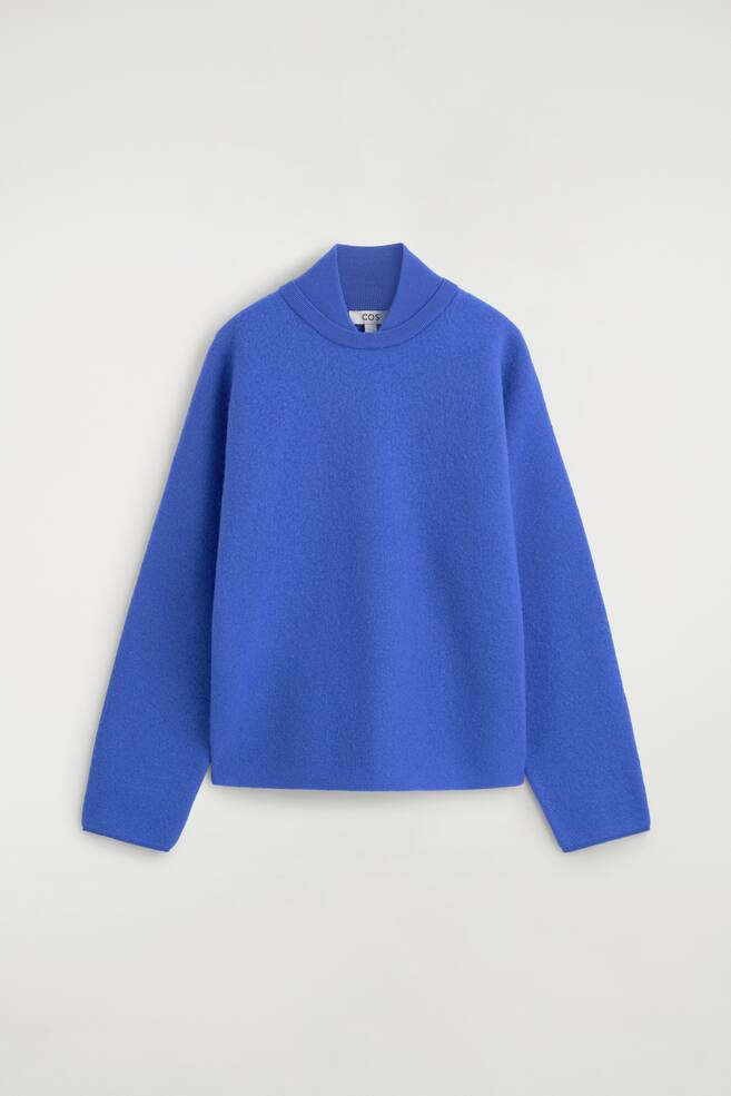 Puloverul din lÃ¢nÄ fiartÄ, albastru regal, afiÈeazÄ o siluetÄ relaxatÄ, boxy, Ã®n vedere frontalÄ, avÃ¢nd un guler stratificat unic, cu un insert tip mock-neck striat. Piesa evidenÈiazÄ mÃ¢neci lungi Èi largi, precum Èi un tiv curat, fÄrÄ striaÈii. - 1