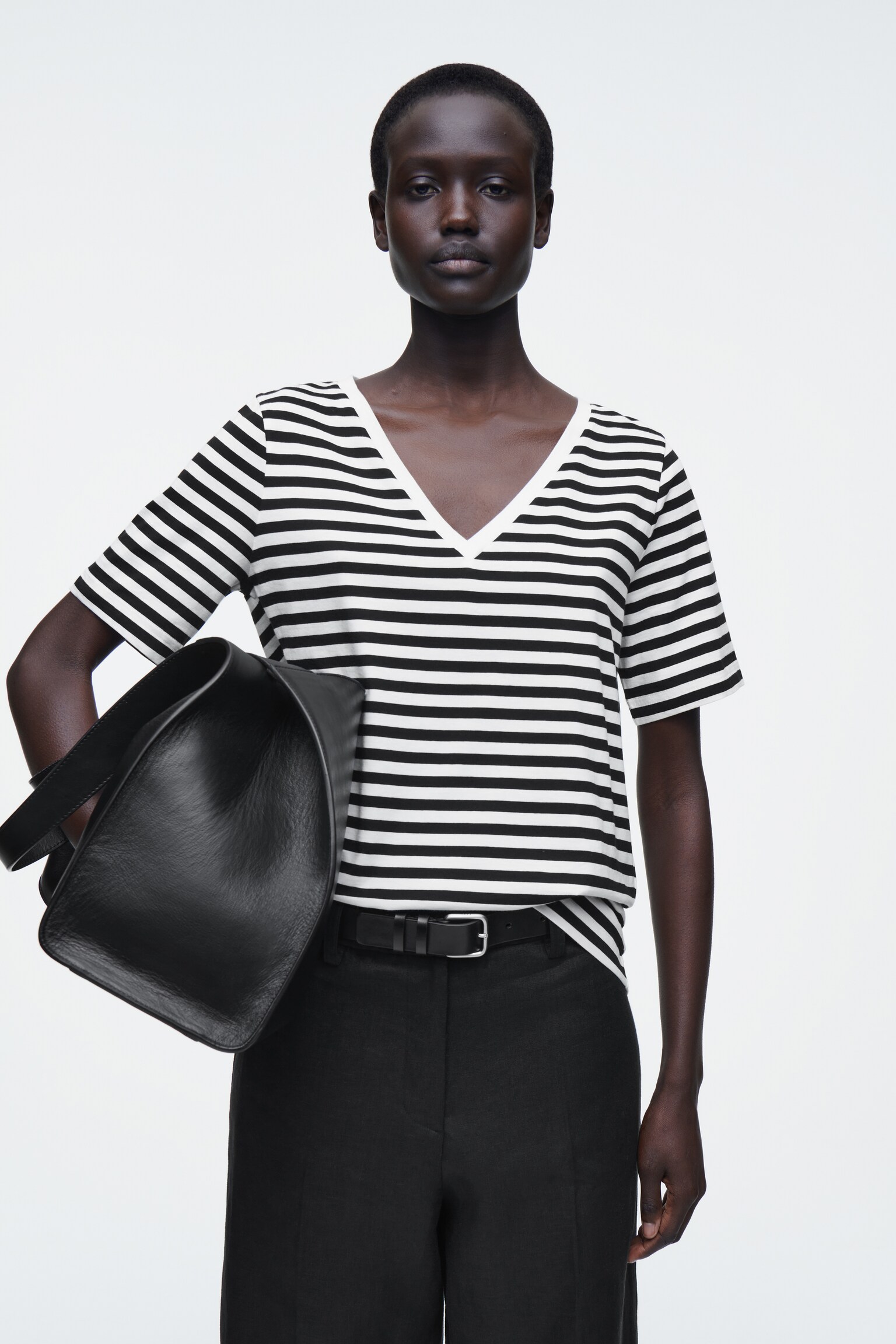 24/7 REGULAR V-NECK T-SHIRT - BLACK / WHITE / STRIPED/WHITE/BLACK - 1