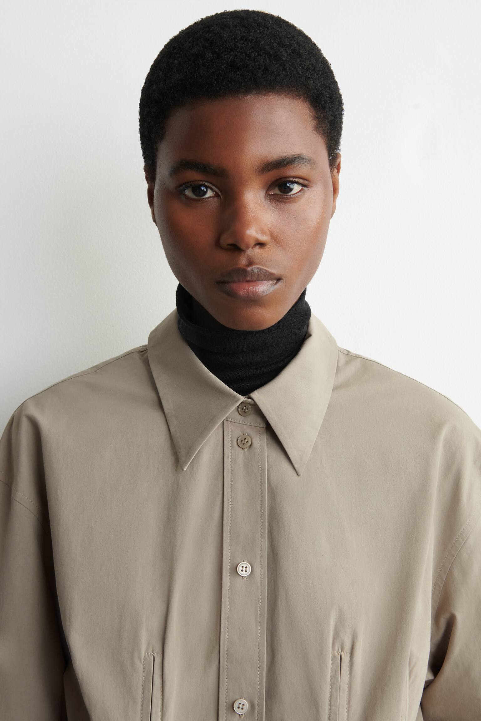 HEMDKLEID AUS BAUMWOLLE MIT GÜRTEL - GRAU - 9