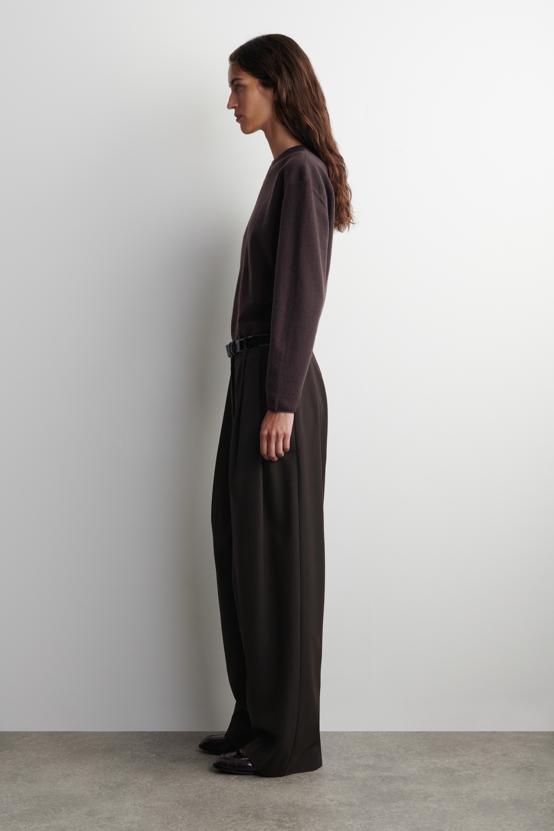 Größeres Bild anzeigen: PULLOVER AUS MERINOWOLLE MIT RUNDHALSAUSSCHNITT - DUNKELBRAUN - Ladies | H&M AT 4