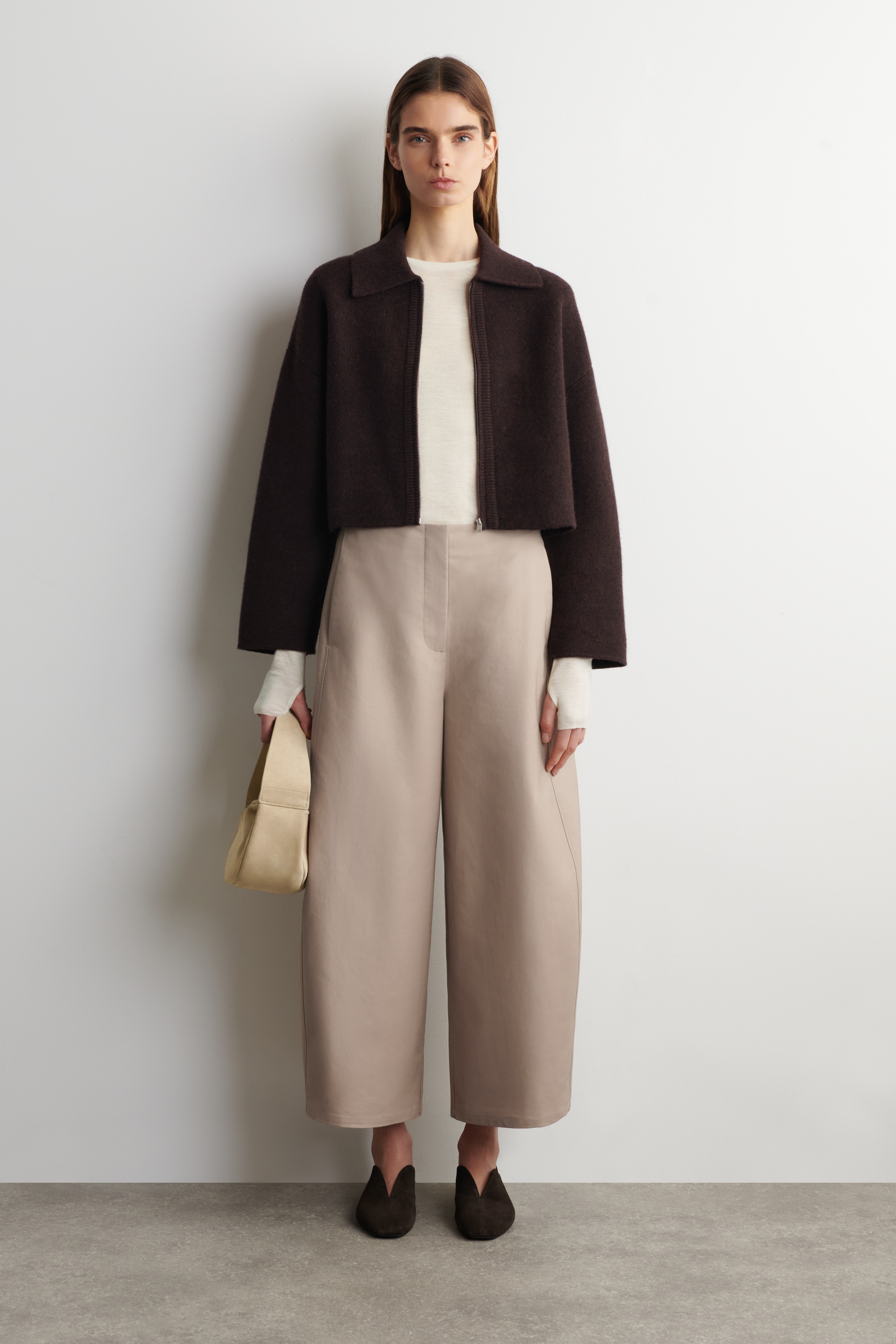 CROPPED BARREL-LEG COTTON TROUSERS - BEIGE/WHITE