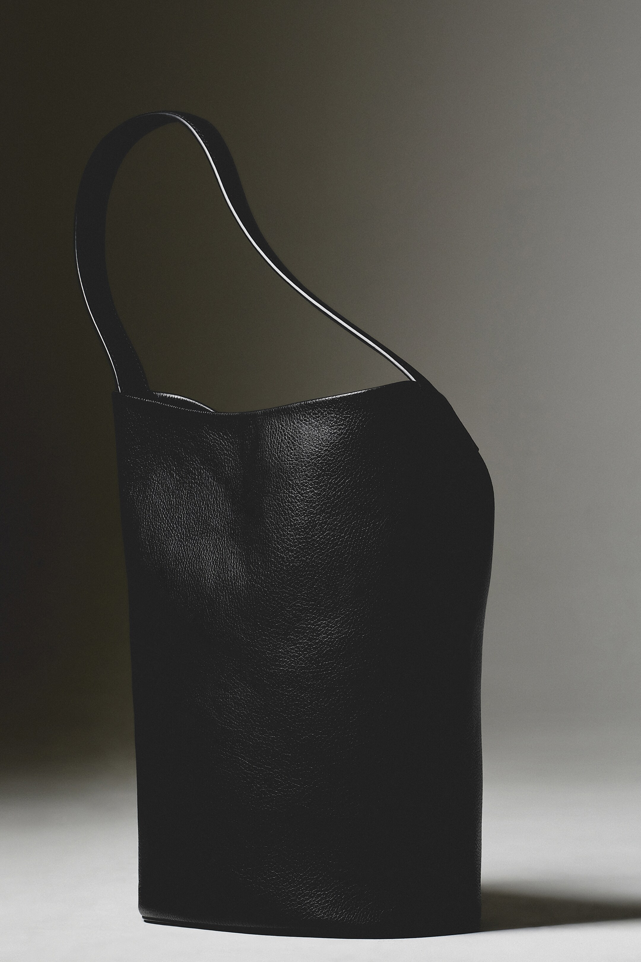 Größeres Bild anzeigen: PARADIGM TOTE BAG - LEDER - SCHWARZ - Ladies | H&M AT 5