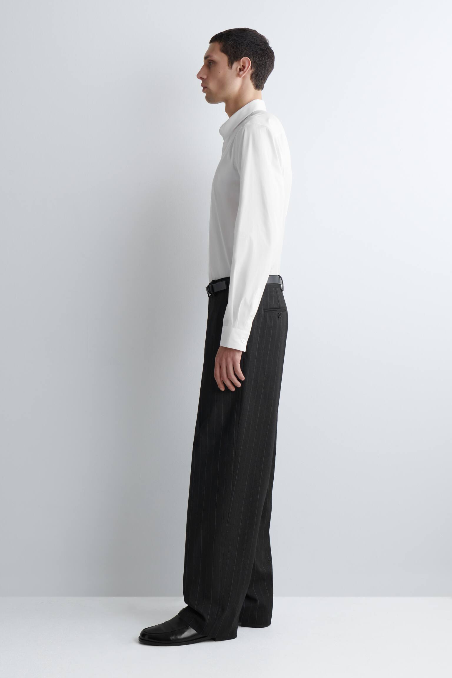 SKRÄDDAD SKJORTA I BOMULLSPOPLIN - VIT/MARINBLÅ/KRITSTRECKSRANDIG - 5