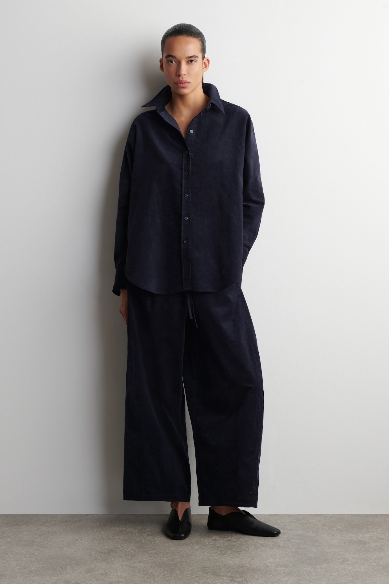 ELASTICATED CORDUROY BARREL-LEG TROUSERS — NAVY